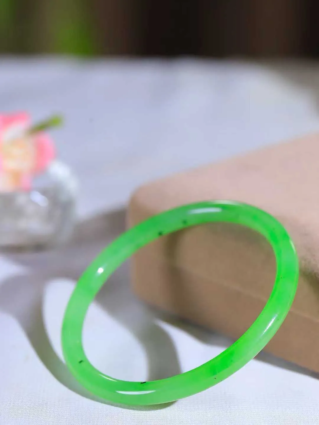 【碧色荡漾·手镯】

收藏级和田玉碧玉手镯，玉质细腻温润，手感舒适，️线条流畅，简约大气，美