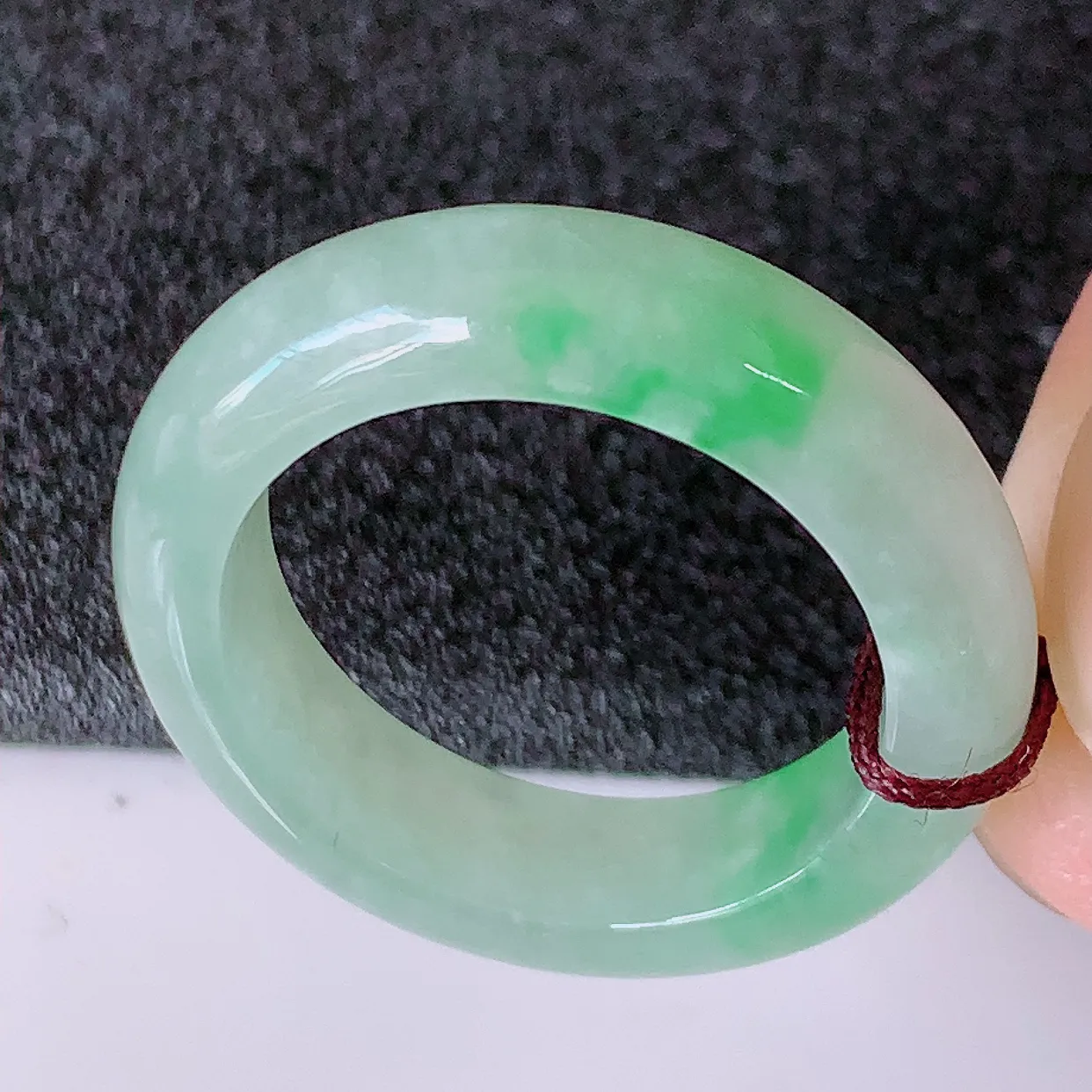 自然光实拍，19.2mm内径冰飘绿翡翠指环，玉戒指，玉质莹润，好精美好冰润的指环，20圈口，上手纤巧！#57.22尺寸19.2*5.8*4