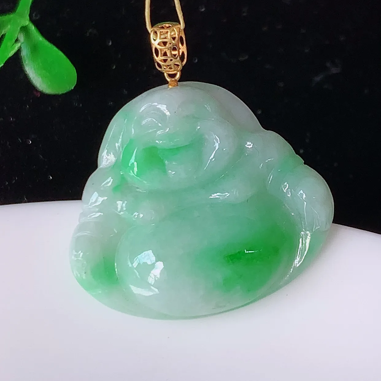 18k金镶嵌飘绿翡翠佛公吊坠，沁人心脾，精致典雅的设计，为佩戴者，增添色彩，送礼自留都是佳品选择！#35.22