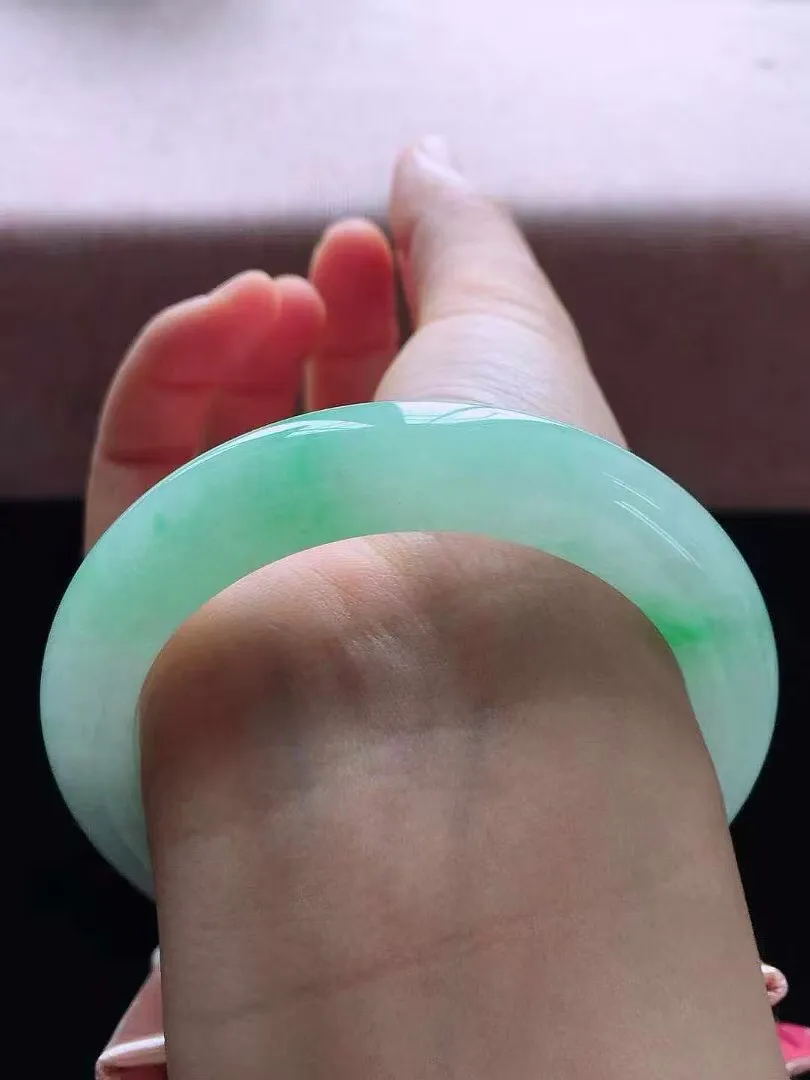 【翡翠名称】老种飘绿花54.8正圈口翡翠手镯
【翡翠尺寸】54.8*11.3*9.5mm适合53.8-56正圈口佩戴
【翡翠描述】缅甸天然翡翠A货，种老水足，玉质细腻，色泽靓丽，性价比高，佩戴效果好！