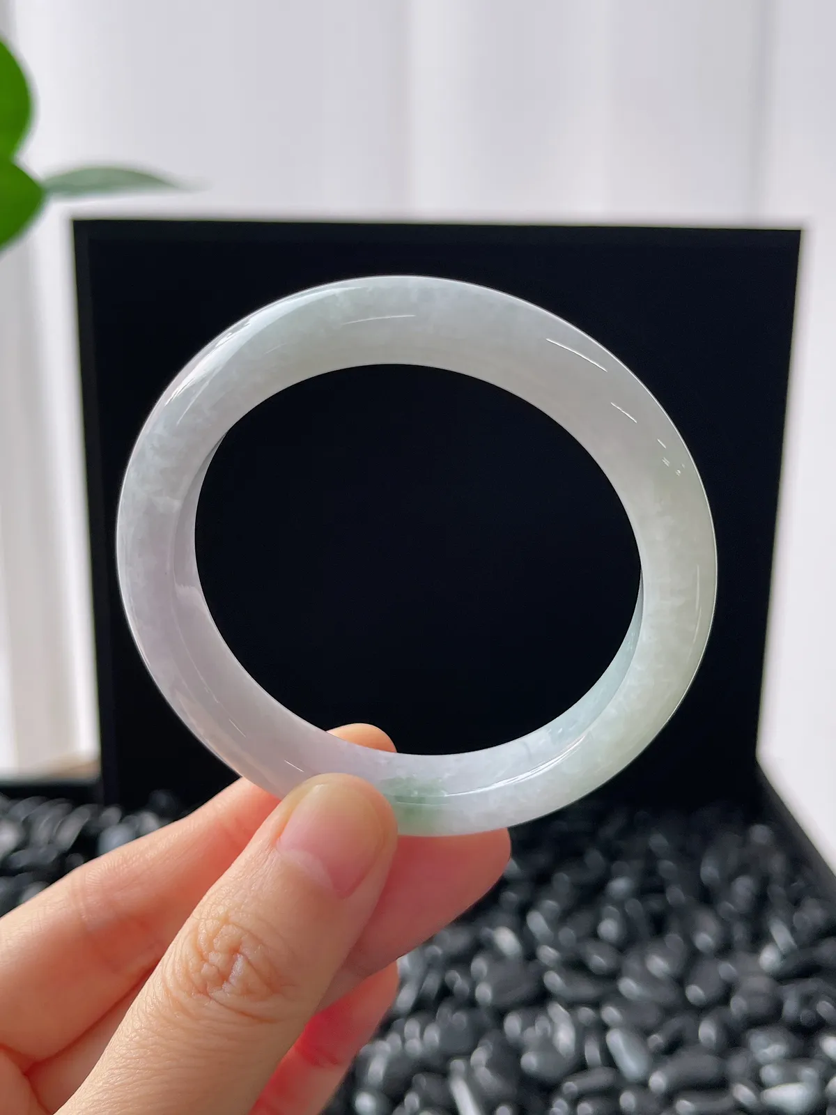 正圈52圈口，翡翠糯化种飘绿手镯