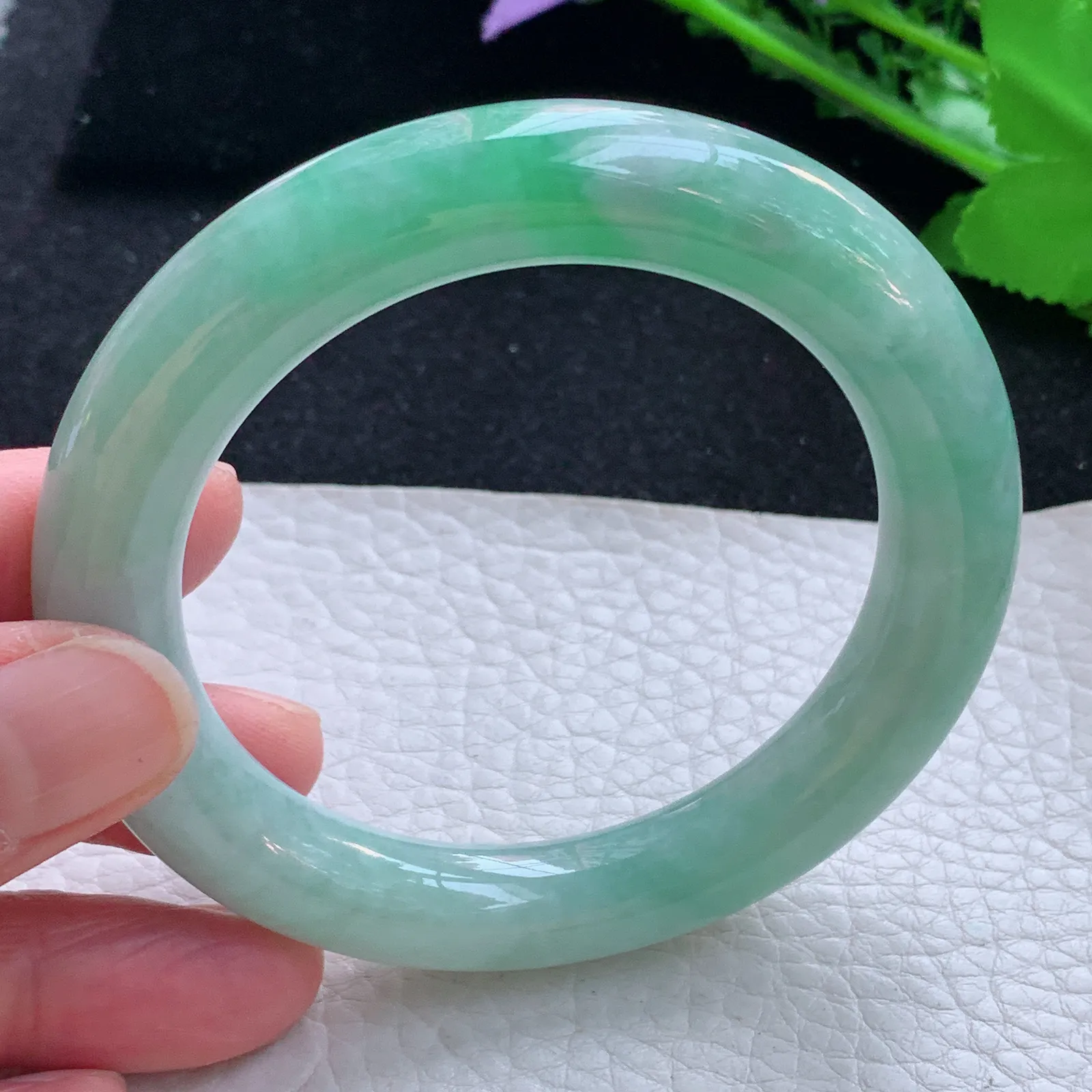 z自然光55*10.8美人镯 缅甸翡翠a货玉手镯清新飘绿圆条玉手环 平安镯