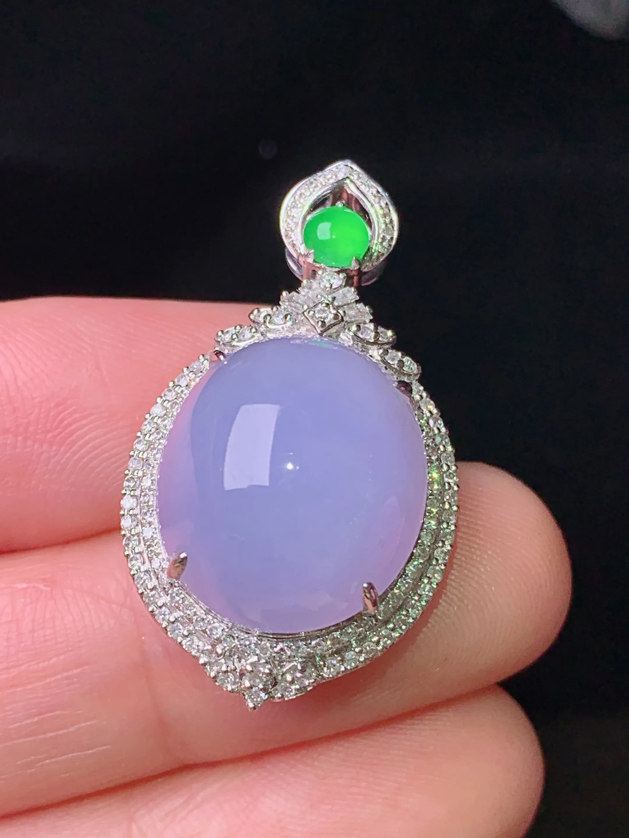 18k金钻镶嵌紫罗兰蛋面吊坠 玉质细腻 色泽清新艳丽 整体尺寸30.8*17.7*13.5