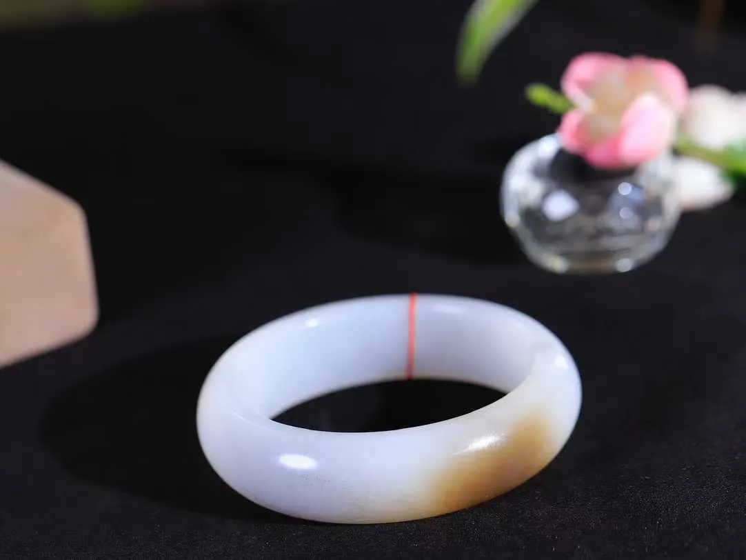 （柔情似水.手镯）

精品和田玉糖白飘青花手镯，玉质温润细腻，镯型饱满圆润，优雅知性，姽婳于幽静兮