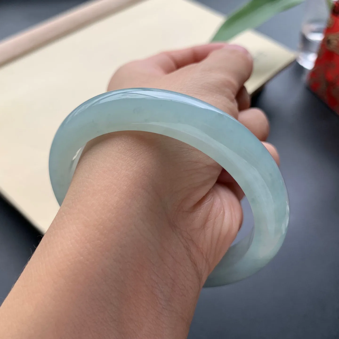 54.8圈口冰底色正圈手镯 尺寸：54.8-10.5-7.8，无纹裂，水润光滑，色泽亮丽