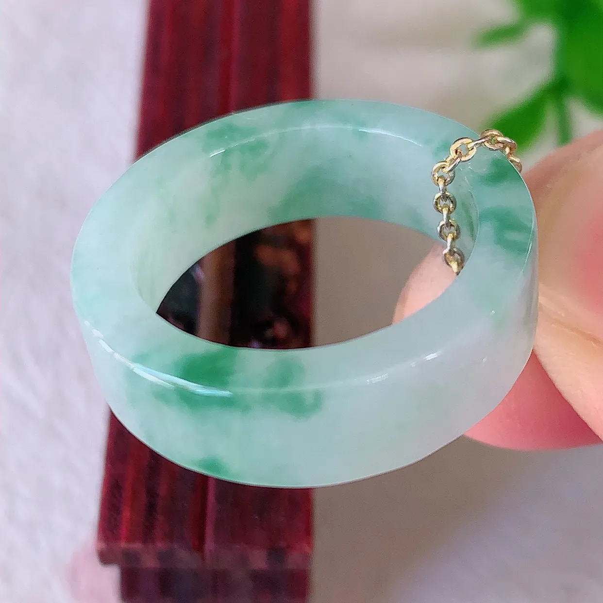 自然光实拍，18.4mm内径冰飘花翡翠指环，玉戒指，玉质莹润，好精美好冰润的指环， 18圈口，上手纤巧！#12.20尺寸18.4*6.6*3.2