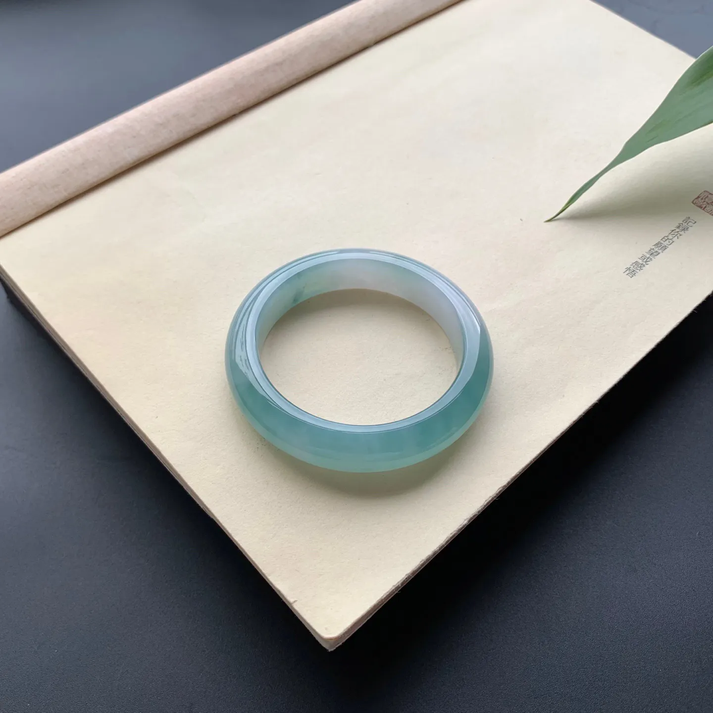 53.6圈口冰蓝底正圈手镯 尺寸：53.6-12.5-8.8，无纹裂，水润起胶，优雅迷人