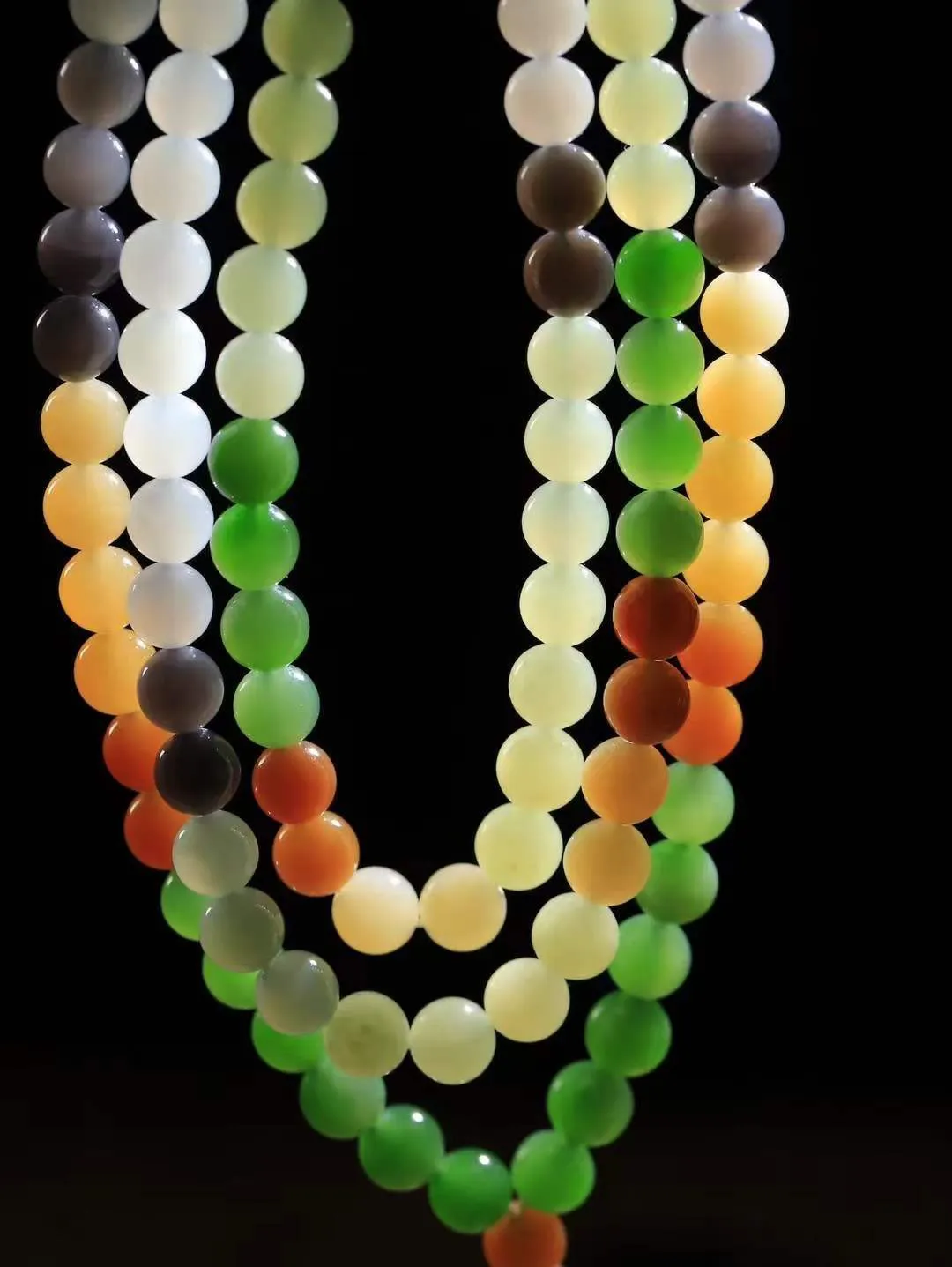 【链.108】

精品️和田玉多宝圆珠挂链 玉质温润细腻 油性十足 佩戴舒适。珠珠落玉盘，间关莺语花底滑，一生美好时光，无论身在何处，都有它相伴相守。事事顺遂，幸福美满，吉祥如意。重90克 尺寸取一8mm FDL-441102433