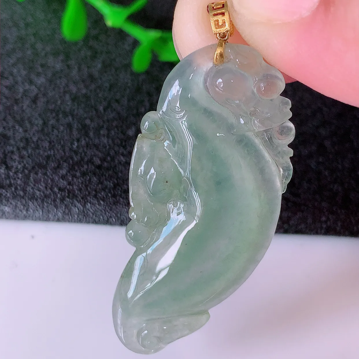 18K金镶嵌冰种翡翠招财福瓜吊坠，精美饱满福瓜，种水足，形态圆润饱满，福相十足 ！#41.22