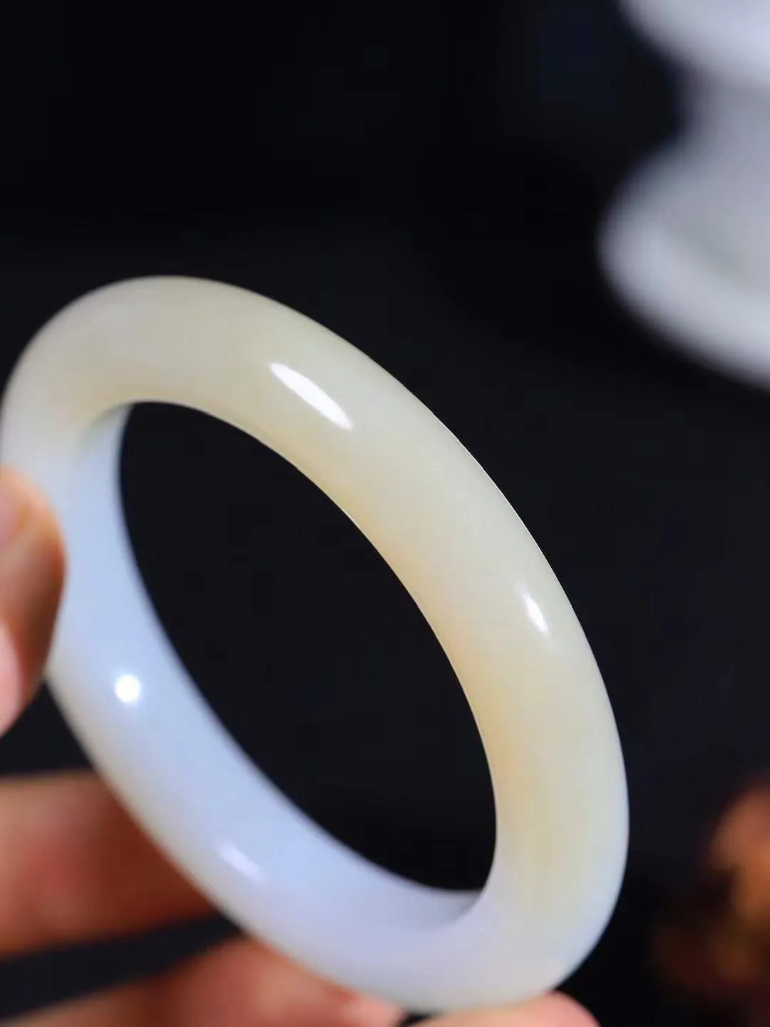 【情有独钟.手镯】

精品和田玉糖白玉手镯 玉质温润细腻 油性十足 手感舒适，高华雅逸，线条流畅，简约大气，美自天成，素雅高贵。佩戴于腕间，婉约之美，举手投足间透出那低调奢华。重61克 内径56.5mm 尺寸11.3-10.5mm   FDA-791142451