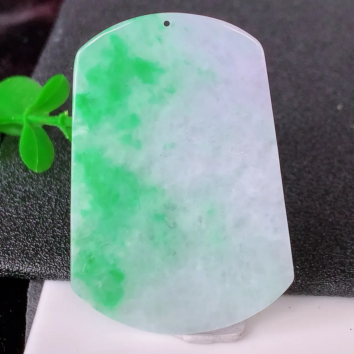 自然光实拍，冰润飘绿翡翠平安无事牌吊坠，平平安安，无事牌翠色灵动， 佩戴平安时尚！#87.20