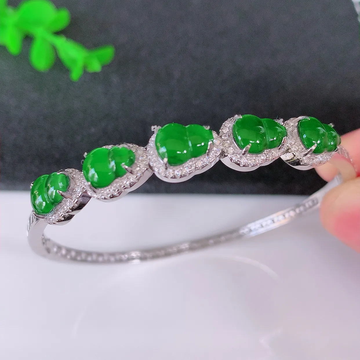 57圈口，冰透满绿翡翠925银镶嵌手镯，自然光实拍，翠色灵动，颜色漂亮，种老水足，品相佳，佩戴佳品！#97.20整体57-51-8.2-5.5 裸石7.8*5.8