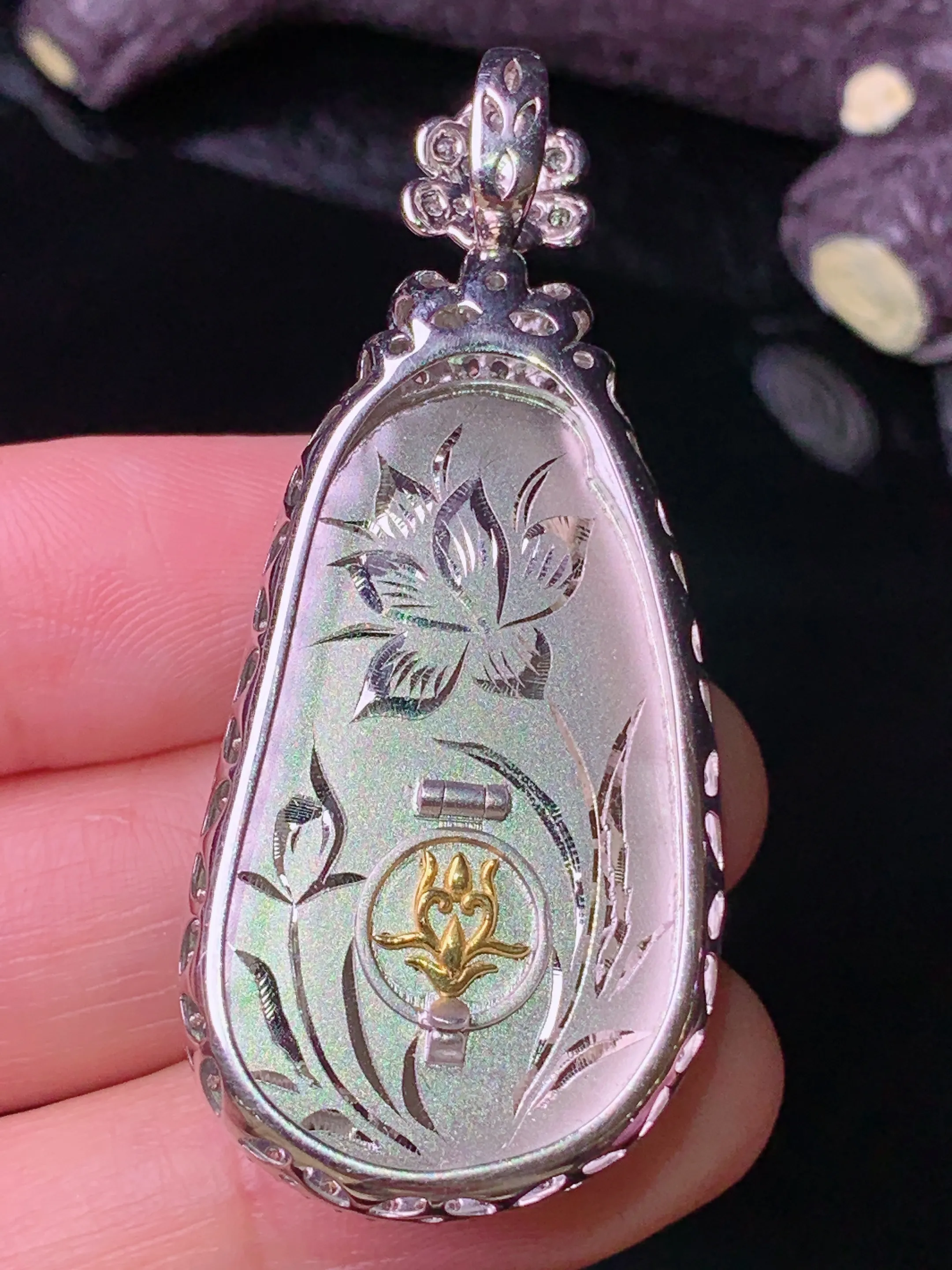 18k金钻镶嵌满绿四季豆吊坠 玉质细腻 色泽清新艳丽 整体尺寸50.2*22*12