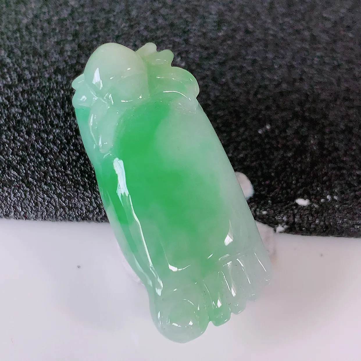 自然光实拍，冰润飘绿翡翠知足常乐吊坠，翠色灵动，种老水足，寓意好，品相佳， 佩戴佳品！#87.20