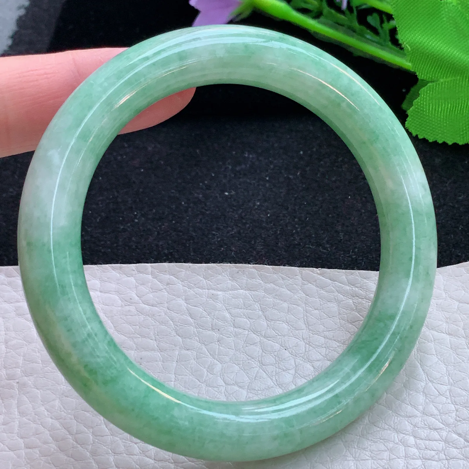 n自然光58*10.5美人镯 缅甸翡翠a货玉手镯果绿甜美圆条玉手环