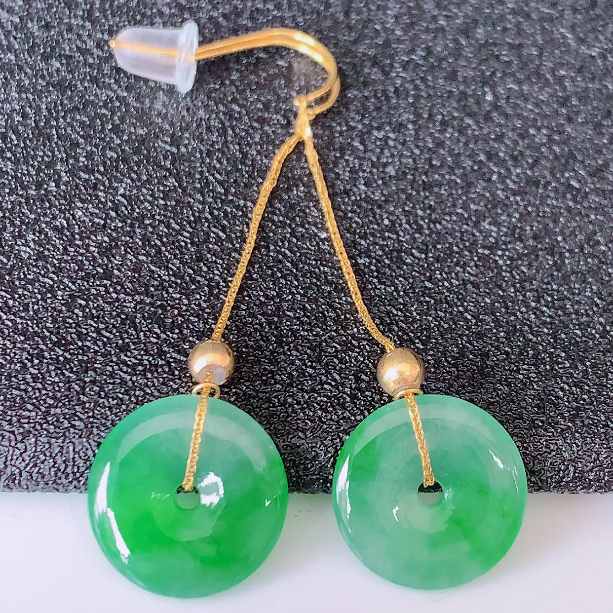 18k金镶嵌冰种飘绿翡翠平安扣耳坠，沁人心脾，耳坠佩戴效果大气出众，尽显气质。种水好，胶感足，颜相当