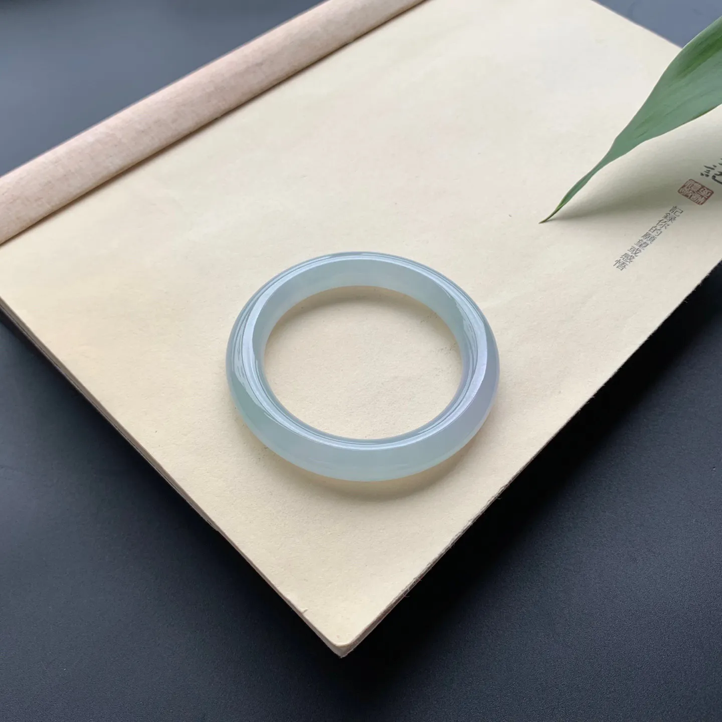 53.5圈口冰晴底圆条手镯 尺寸：53.5-9.8，无纹裂，水润透亮，胶感十足