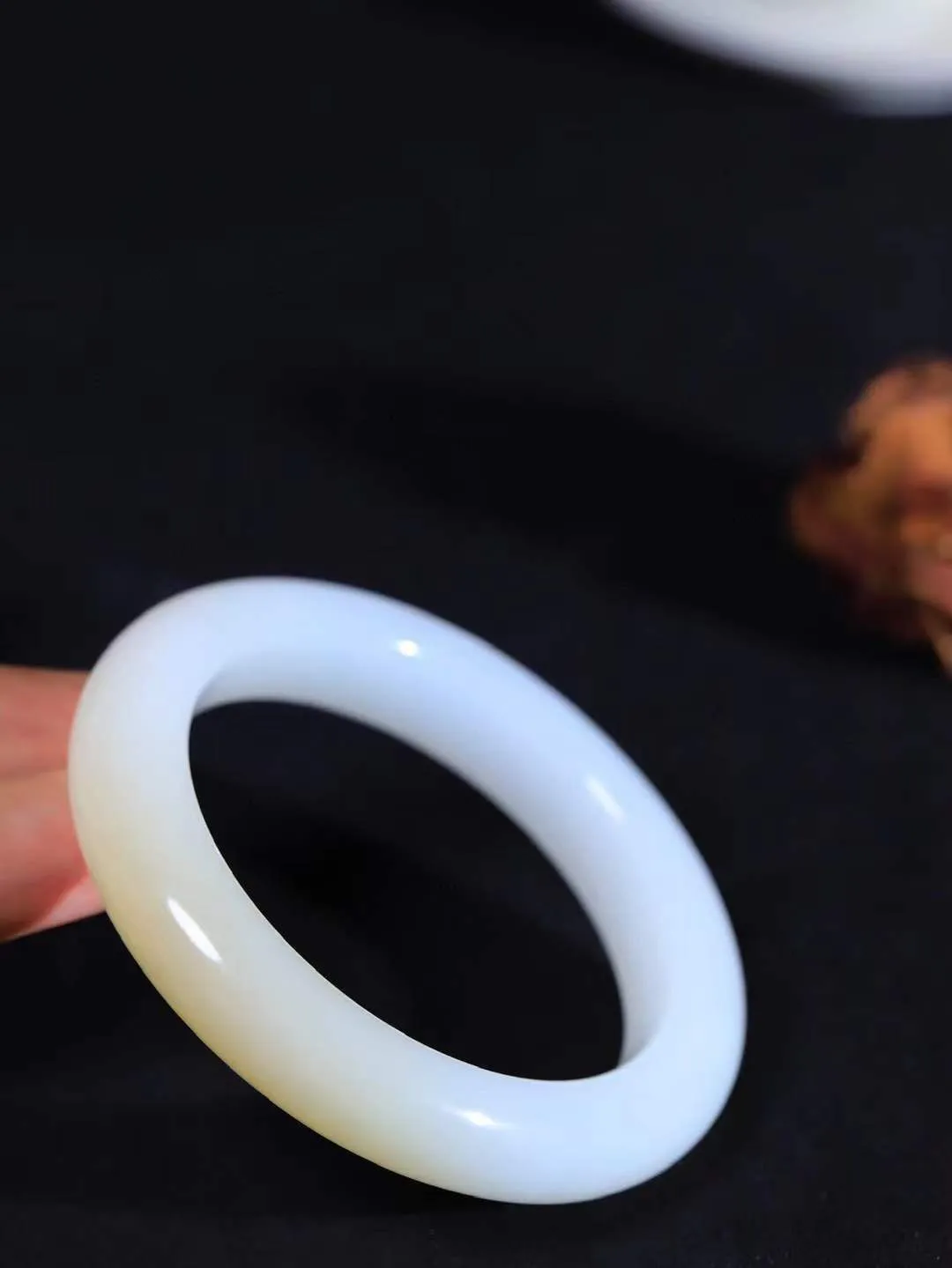 （温柔雅致.手镯）

精品和田玉糖白玉手镯。镯型饱满，温润细腻，脂润沁香。️执一卷书，沏一盏茶，着一袭裙，戴一只镯。淡淡浅笺，素心若兰，静赏玉中诗画。悠悠岁月，芊手轻摘，盛满诗样芳华。重67.6克   尺寸56.5-12.6-10.5mm    FDA-321102400