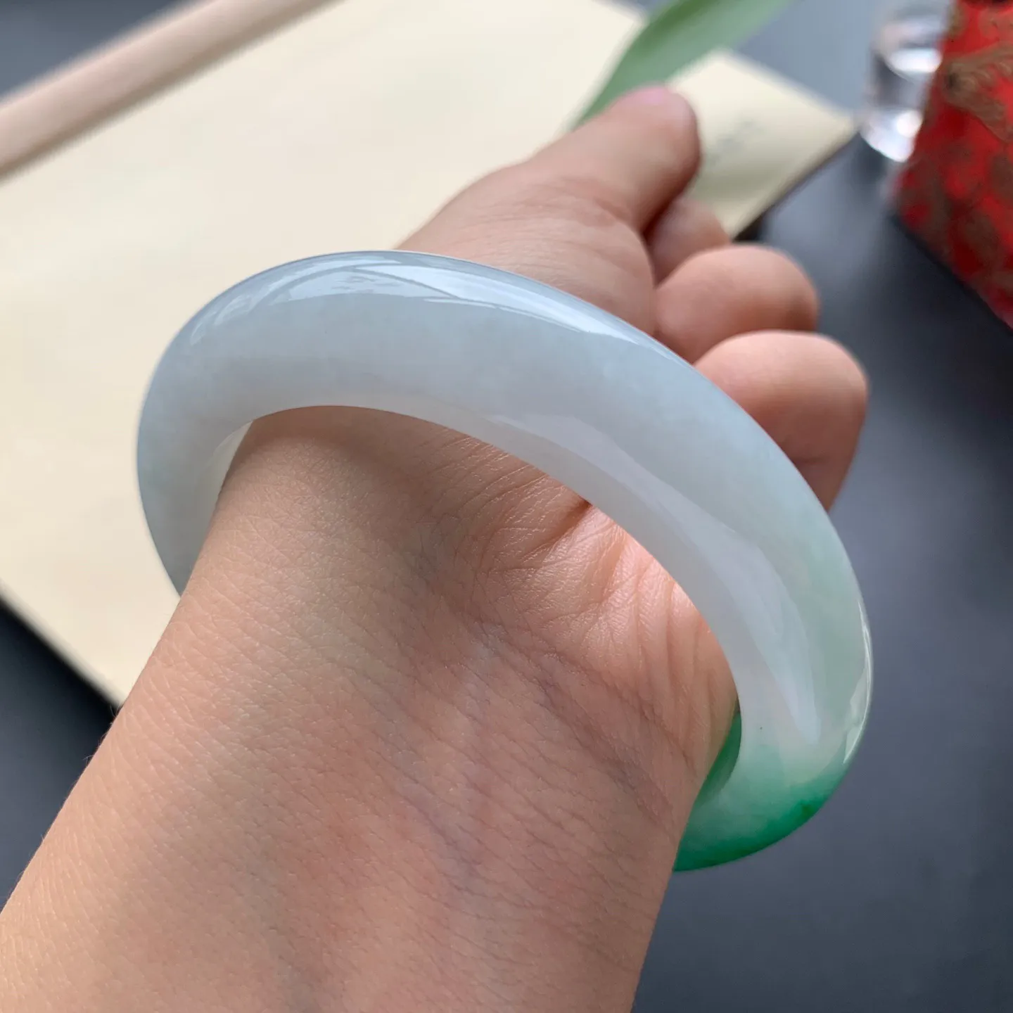 54.8圈口飘阳绿正圈手镯 尺寸：54.8-13-9，无纹裂，细腻光滑，优美迷人