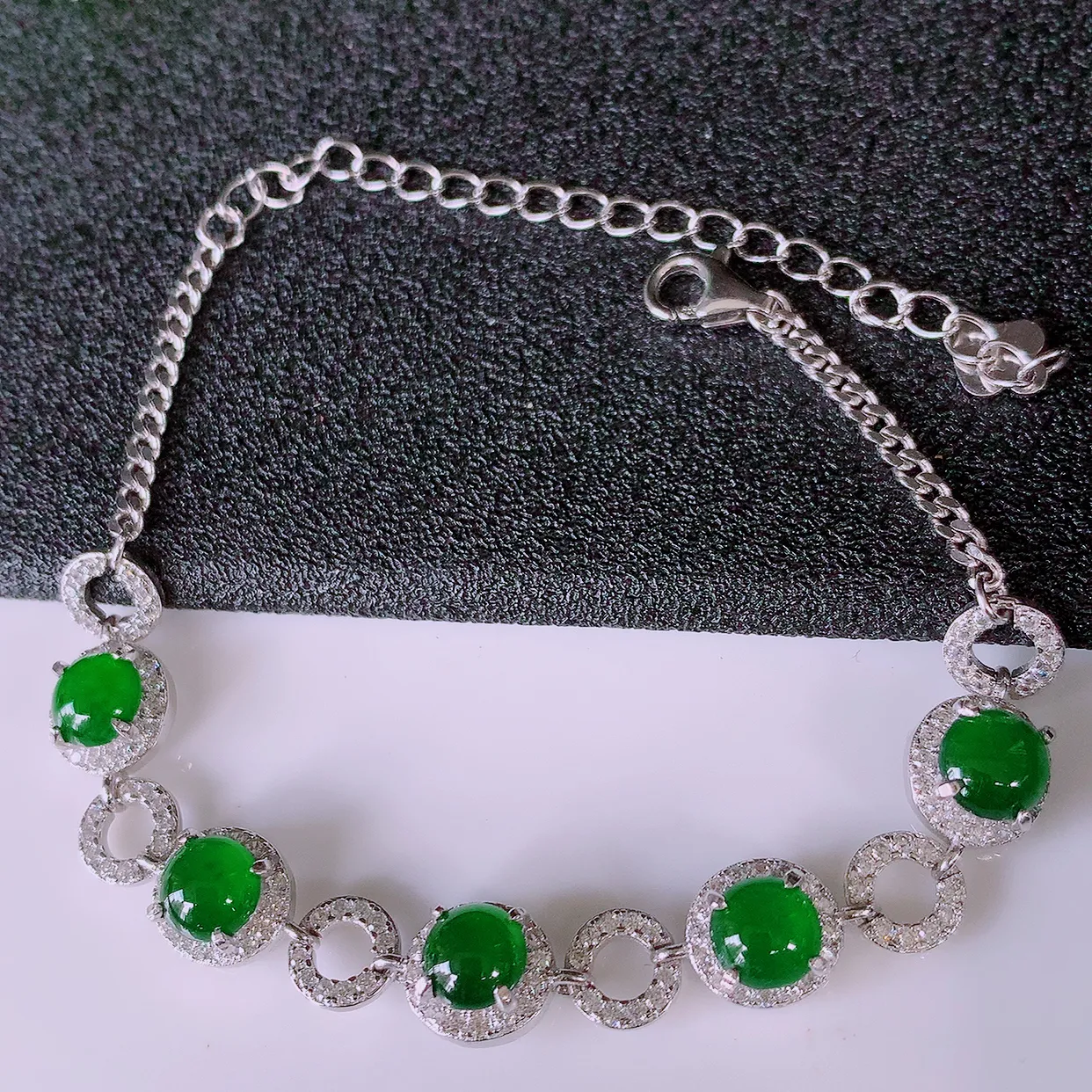 冰透满绿翡翠925银镶嵌手链，自然光实拍，翠色灵动，颜色漂亮，种老水足，品相佳，佩戴佳品！#97.20取一整体8*7.5*5.2 裸石5.2*5.2