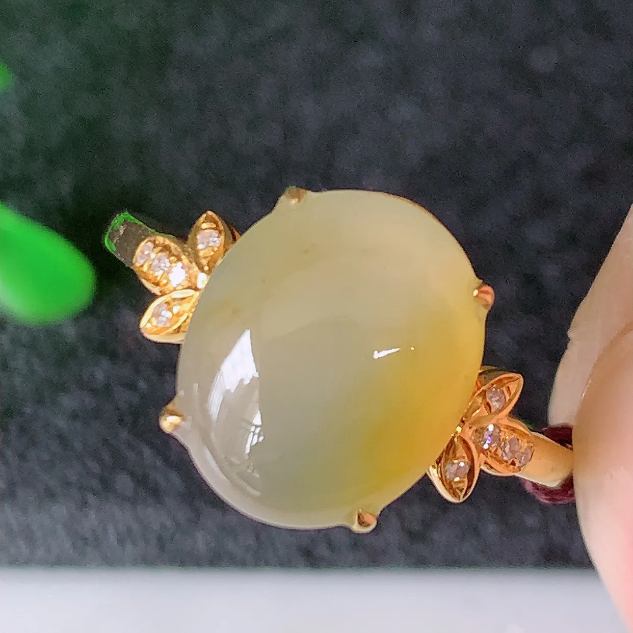 自然光实拍 18K金精工镶嵌冰种黄翡翡翠戒指，玉质细腻，翡翠色泽均匀，艳丽饱满，款式高贵大气，14圈口，上手亮眼，#83.22戒指整体16.8-23.5-6裸石11*9