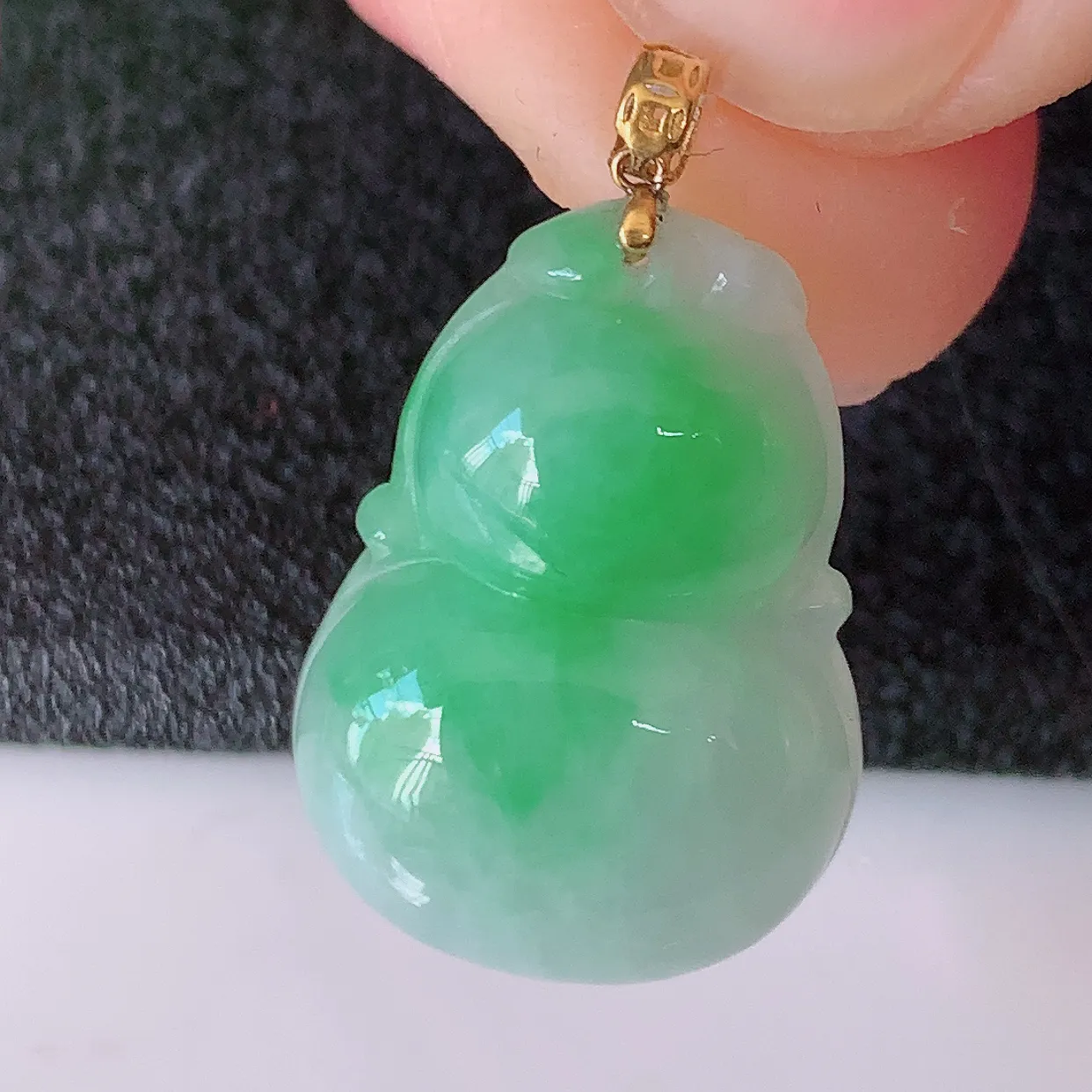 18K金镶嵌冰润飘绿翡翠葫芦吊坠，葫芦寓意福禄双全，财源滚滚，佩戴效果优雅迷人！#49.22