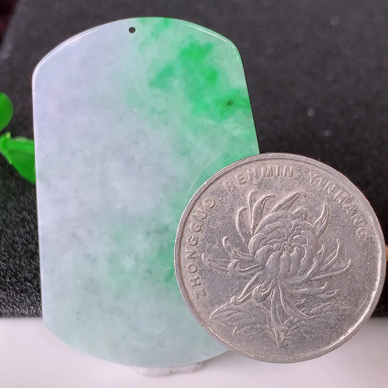 自然光实拍，冰润飘绿翡翠平安无事牌吊坠，平平安安，无事牌翠色灵动， 佩戴平安时尚！#87.20