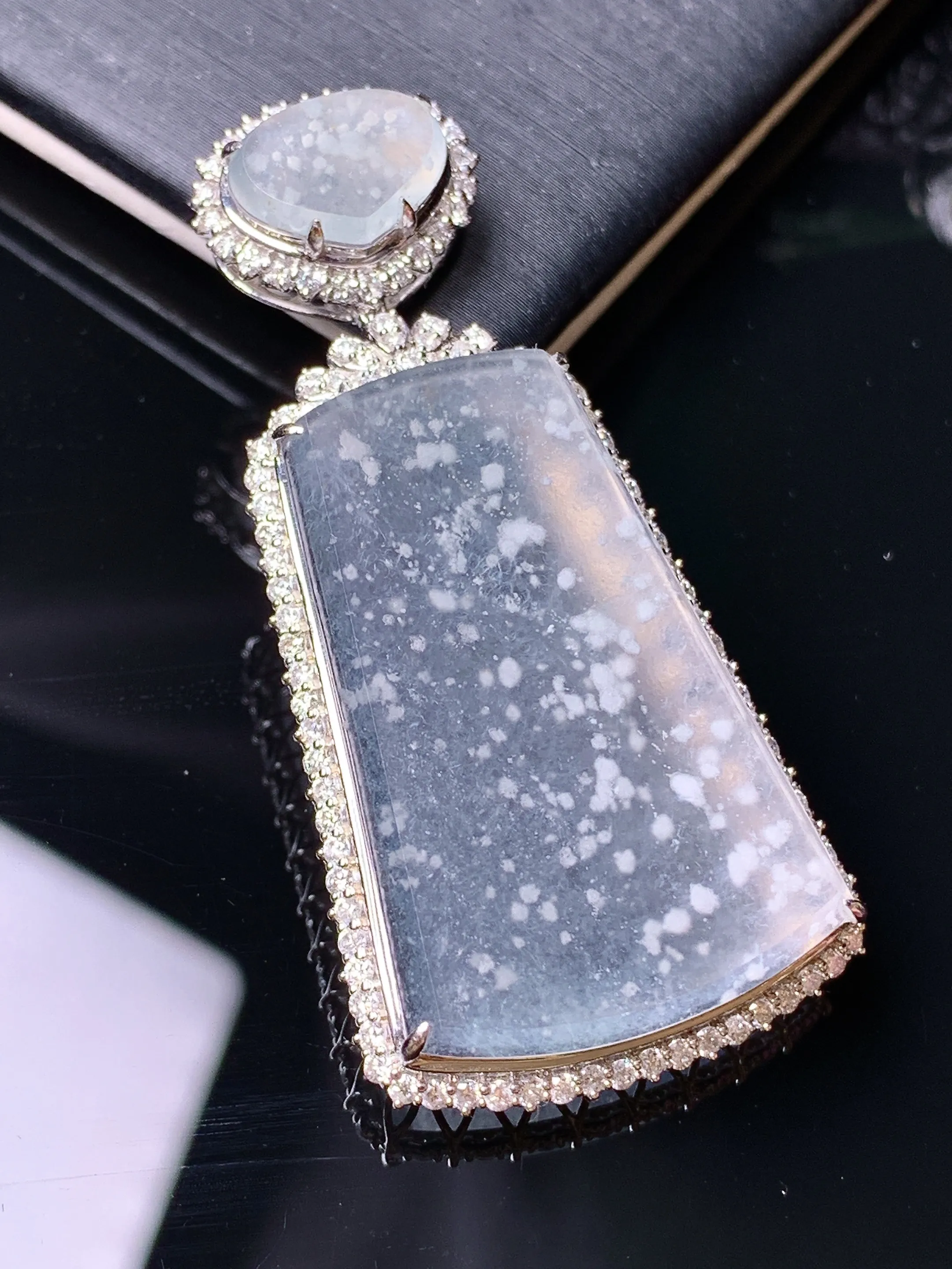 18k金钻镶嵌冰种木那料雪花棉无事牌吊坠 玉质细腻 色泽清新艳丽 整体尺寸50*24.2*8