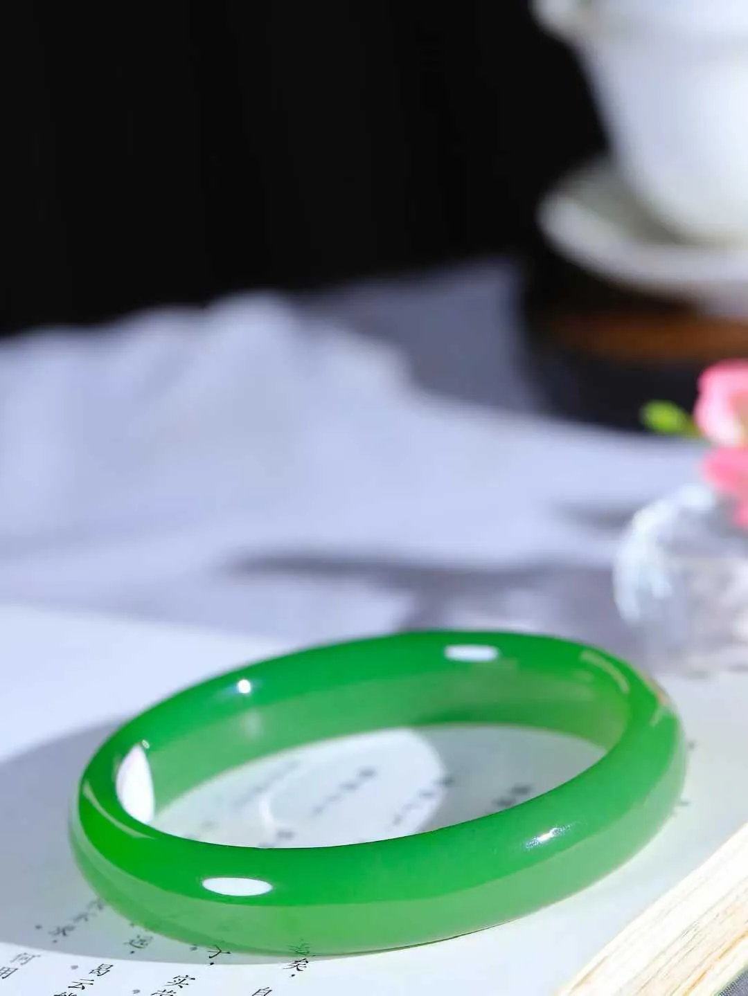 【碧色荡漾·手镯】

典藏级臻品和田玉碧玉手镯，玉质细腻温润，手感舒适，️线条流畅，简约大气