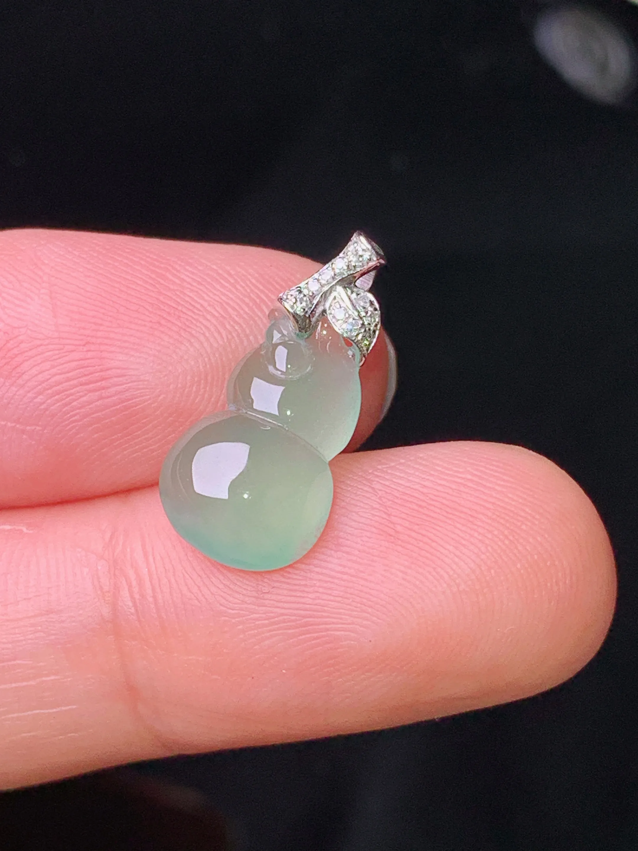 18k金钻镶嵌冰种浅绿葫芦吊坠 玉质细腻 色泽清新艳丽 整体尺寸18*8.3*3.6