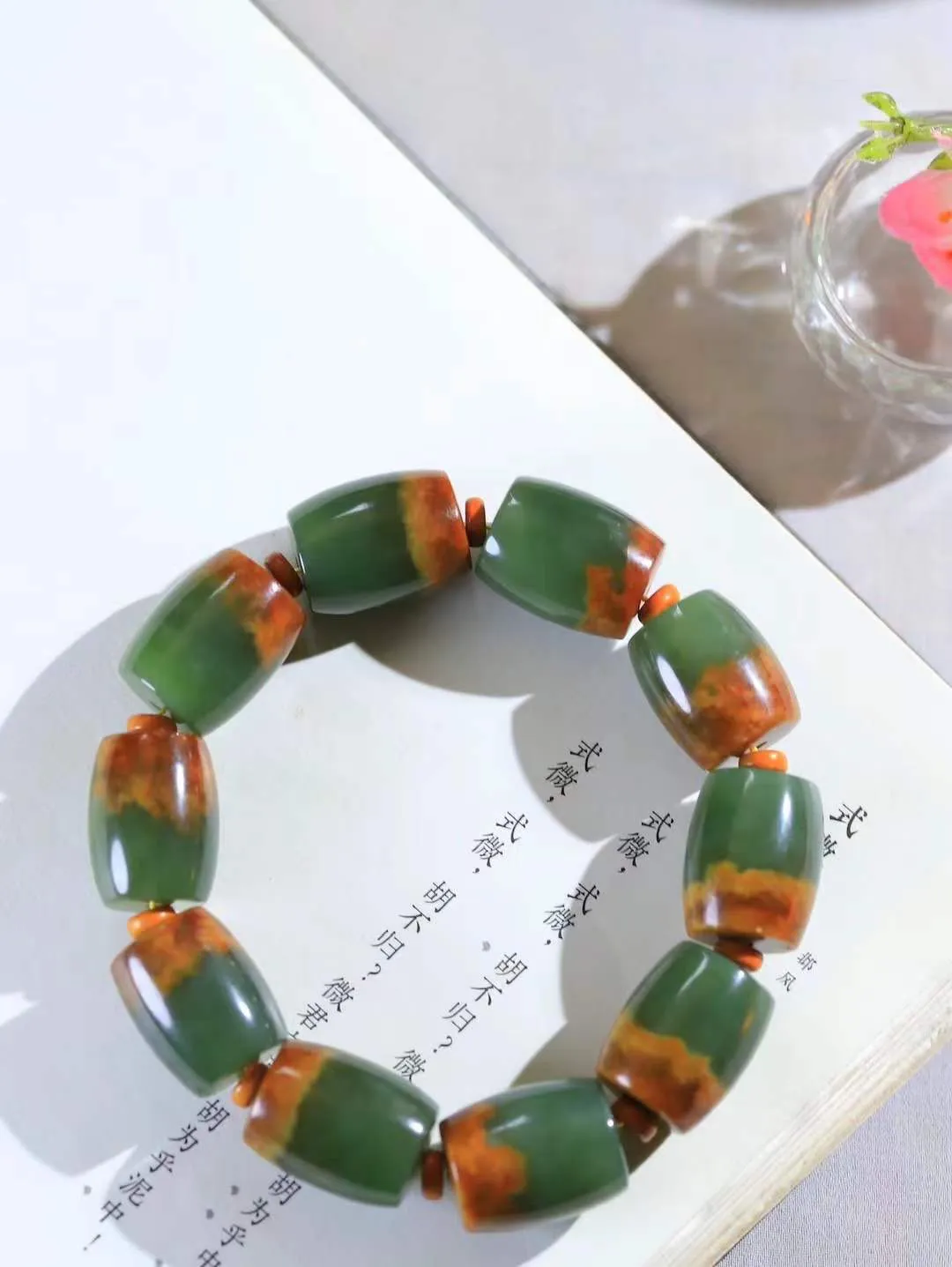 （路路通.手串）

新疆和田玉手串 玉质细糯出油，成色均匀，品相极好…
做工圆滑饱满大气。如清风拂袖，不经意间已是大美重102.8克   尺寸取一20-15.6mm   FDL-781102431