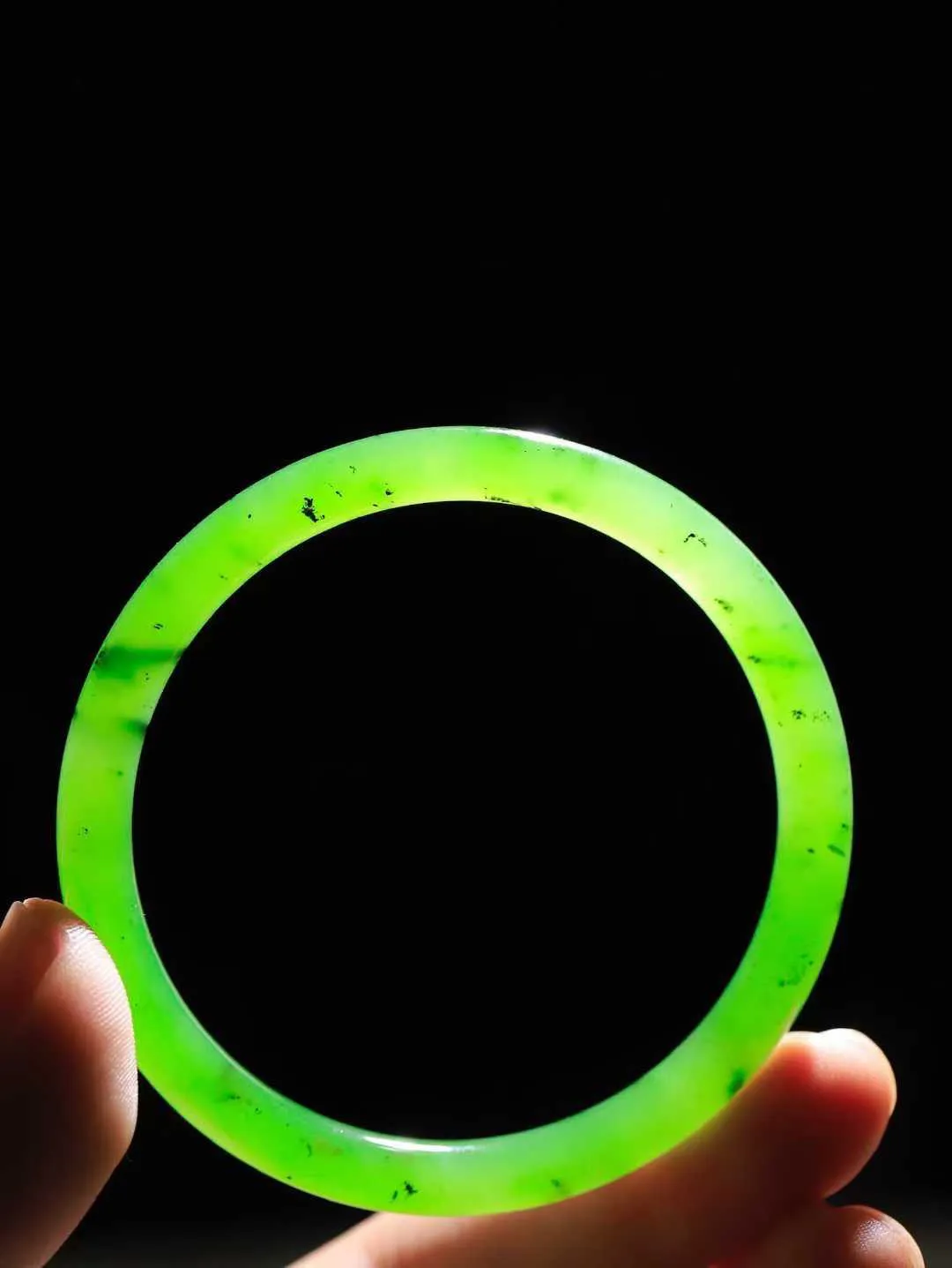 【温润如心.镯】

精品️和田玉碧玉手镯，精选上等碧玉料，色泽清透，质地细腻。佩戴它，感受千年玉文化的温润与优雅，愿它为您带来平安与幸福。重17.3克  尺寸55-5.5-6.3mm  101101611A