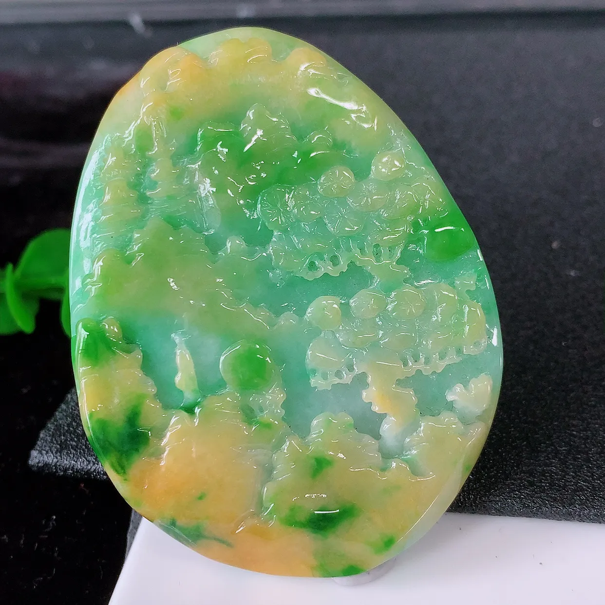 自然光实拍，特色黄加绿翡翠山水牌吊坠，翡翠山水牌，寓意“常青、背靠大山、水（财）长流、平安之意”生机盎然的翠意，一眼既心醉，雕工 精致，佩戴效果优雅迷人！#97.20