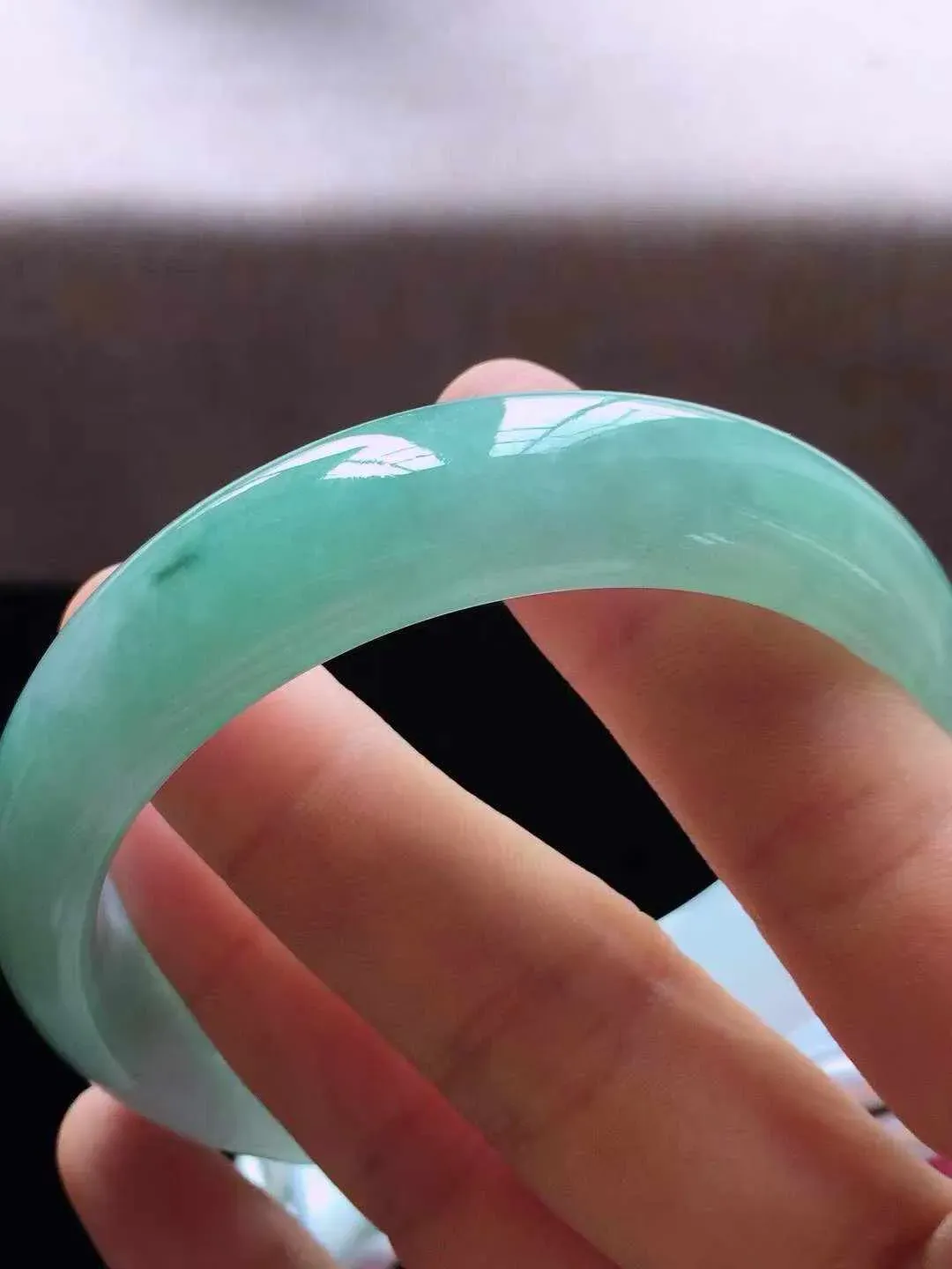 【翡翠名称】老种冰飘绿59.3正圈口翡翠手镯
【翡翠尺寸】59.3*15.8*7.5mm适合58-60.5正圈口佩戴
【翡翠描述】缅甸天然翡翠A货，种老水足，玉质细腻，色泽靓丽，性价比高，佩戴效果好！