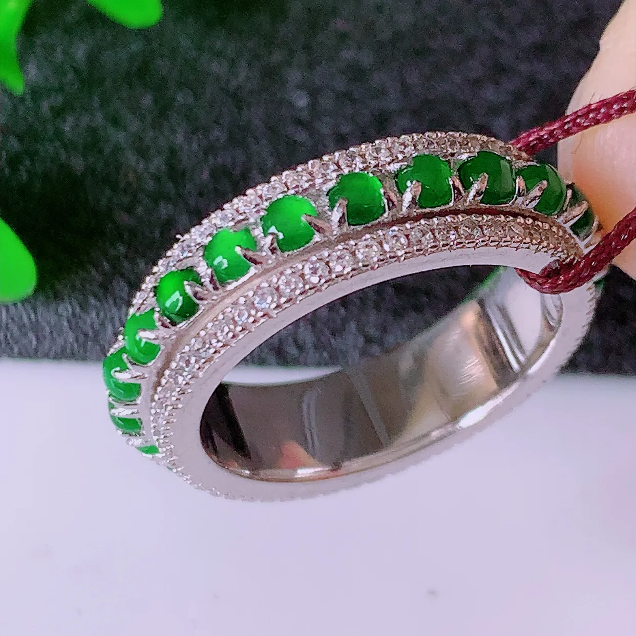 冰透满绿翡翠925银镶嵌时来运转戒指，自然光实拍，翠色灵动，颜色漂亮，种老水足，品相佳，佩戴佳品！#98.22整体17*5.8*3.2裸石2.2*2.2，14圈口