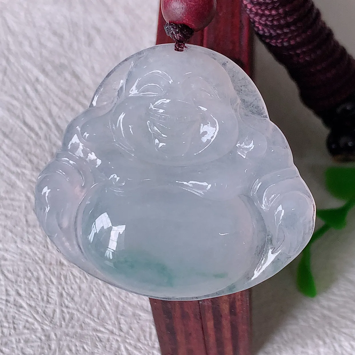 自然光实拍，冰种飘花翡翠佛公吊坠，笑口常开，佛公在心中，一生平安幸福，冰透，佛公翠色迷人，佩戴佳品！#46.22