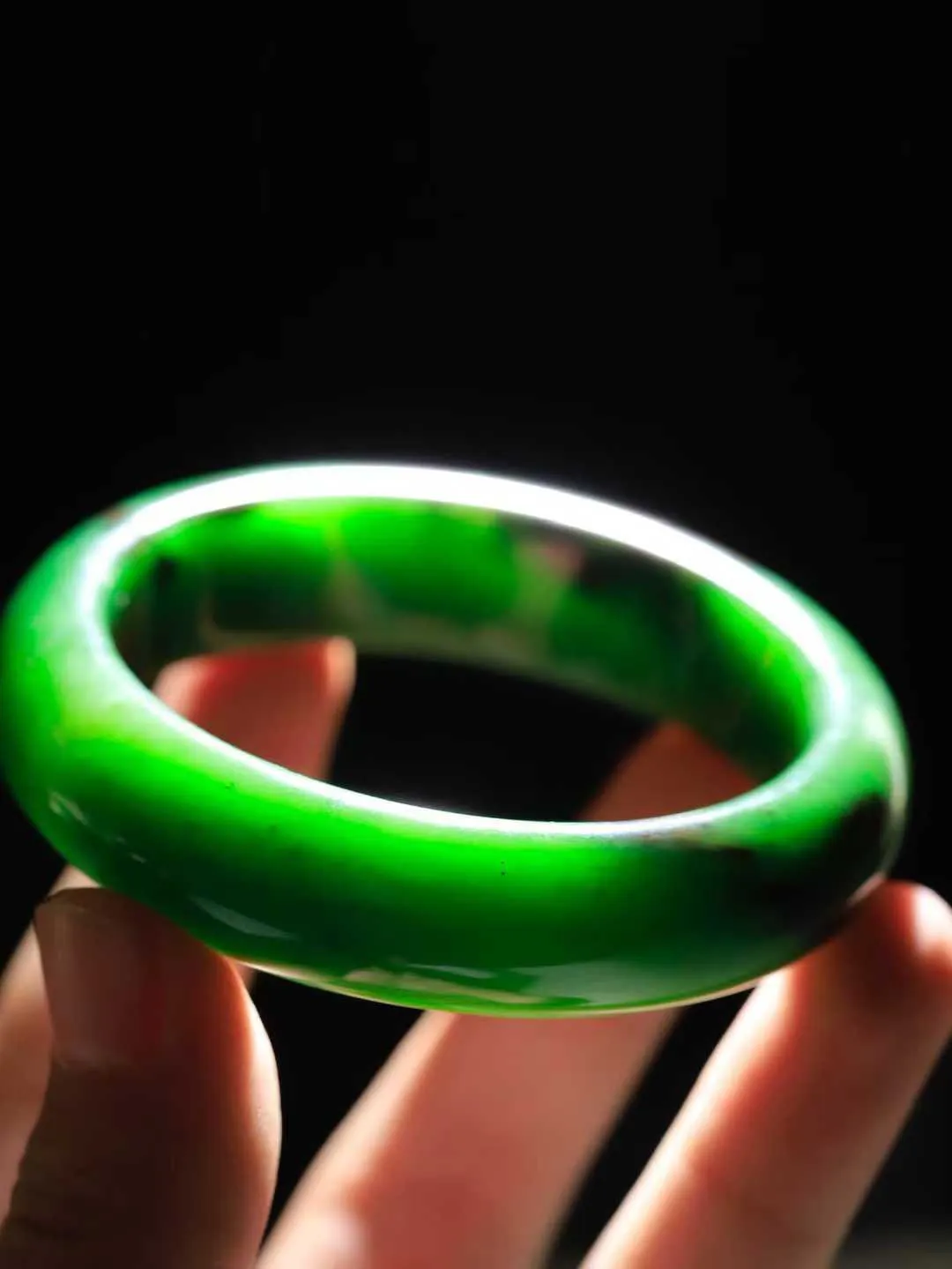 【碧波流转·手镯】

收藏级臻品️和田玉碧玉手镯，玉质细腻温润，手感舒适，️线条流畅，简约大气，美自天成，佩戴于腕间，婉约之美，举手投足间透出那份低调奢华，醉人心扉。
重78.5克 内径圈口58mm尺寸16.4-9.5mm  FDA-131101608