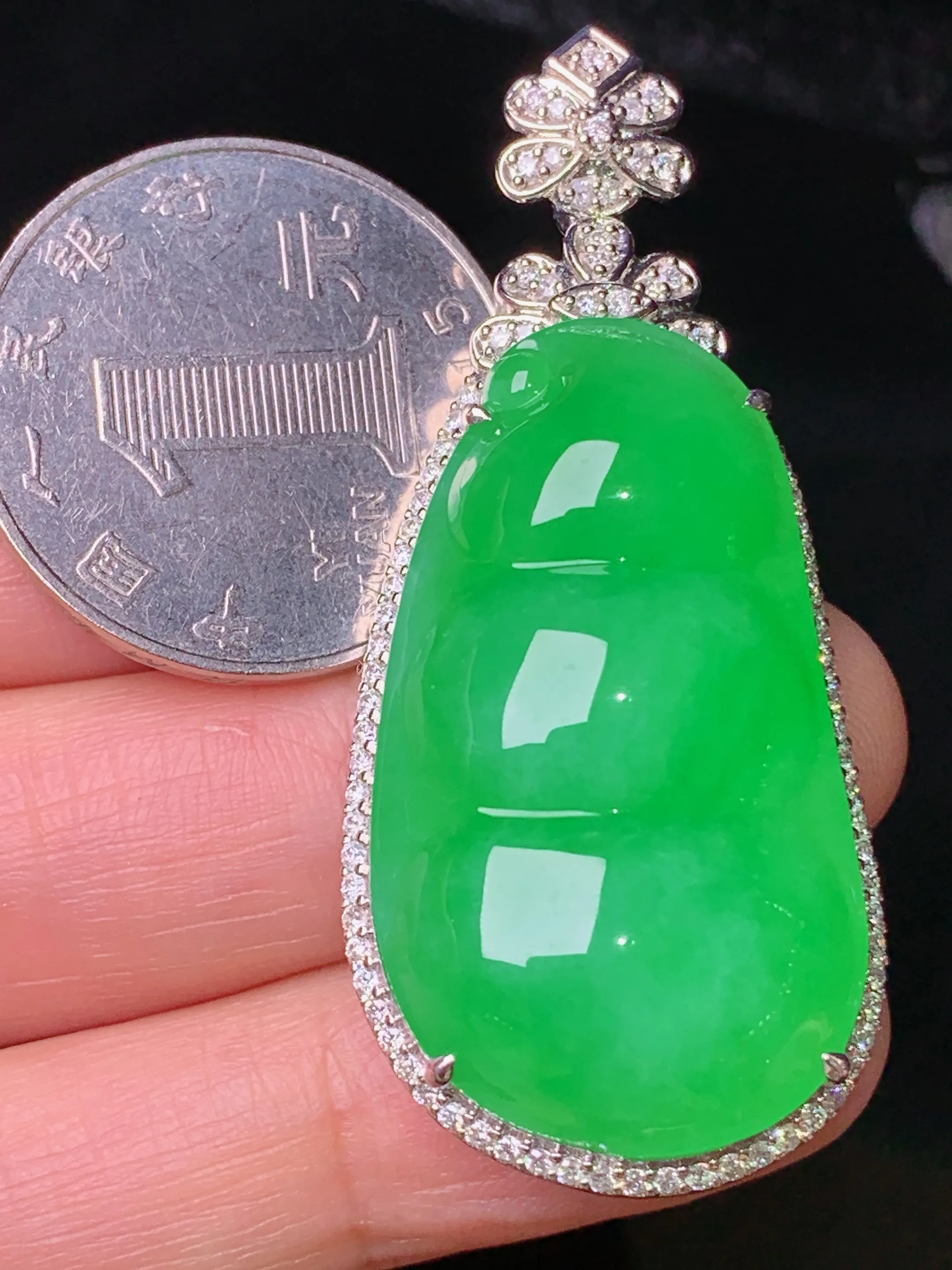 18k金钻镶嵌满绿四季豆吊坠 玉质细腻 色泽清新艳丽 整体尺寸50.2*22*12