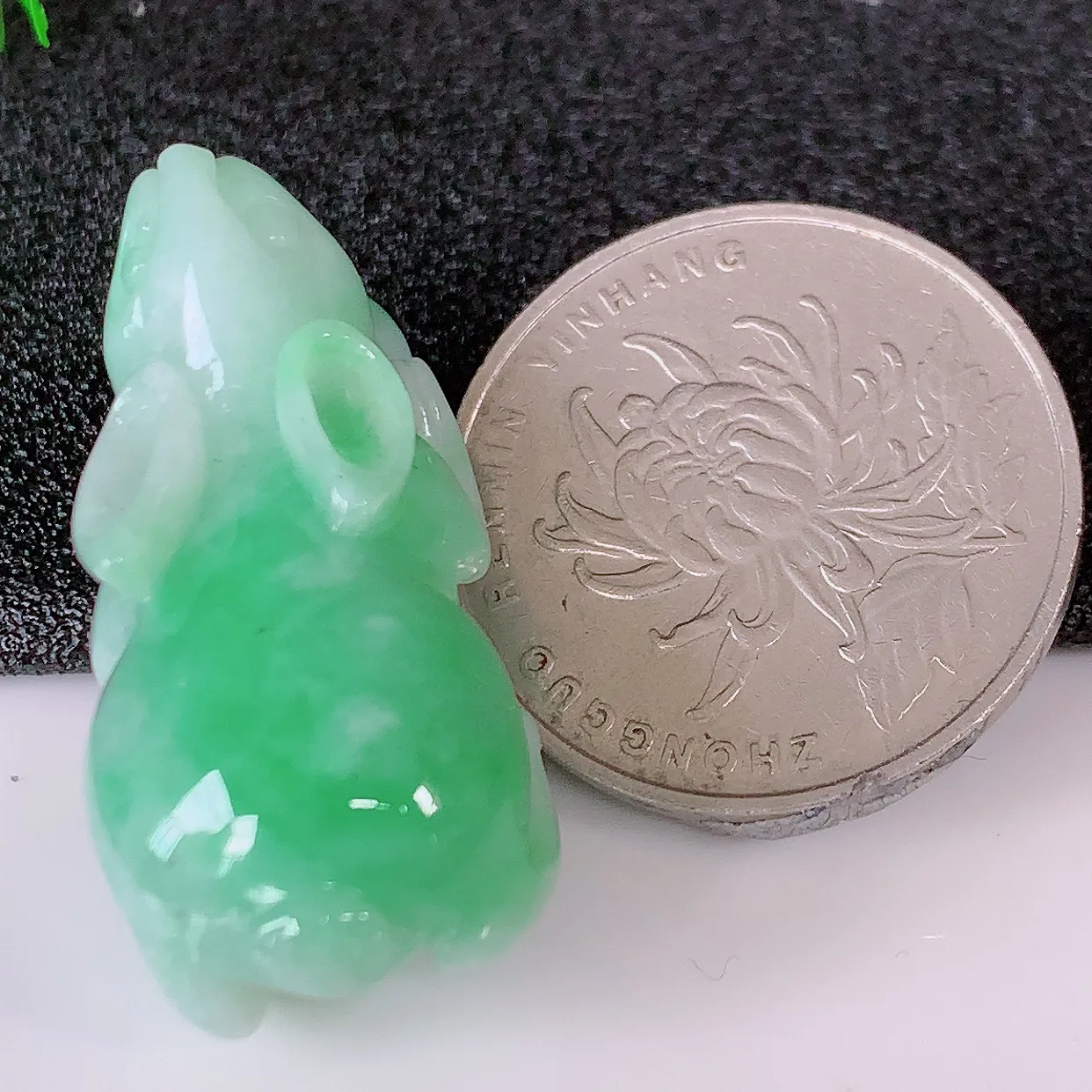 自然光实拍，冰润飘绿翡翠生肖兔子吊坠，种老水足，雕工精湛 ，寓意美好， 佩戴时尚出众！#87.20