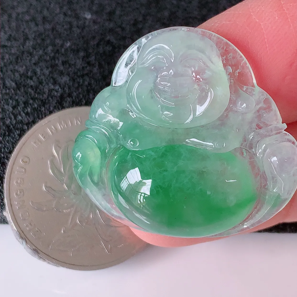 自然光实拍，冰种飘绿翡翠佛公吊坠，饱满， 佛公亦保平安，寓意有福（佛公）相伴，配戴优雅迷人！#02.22