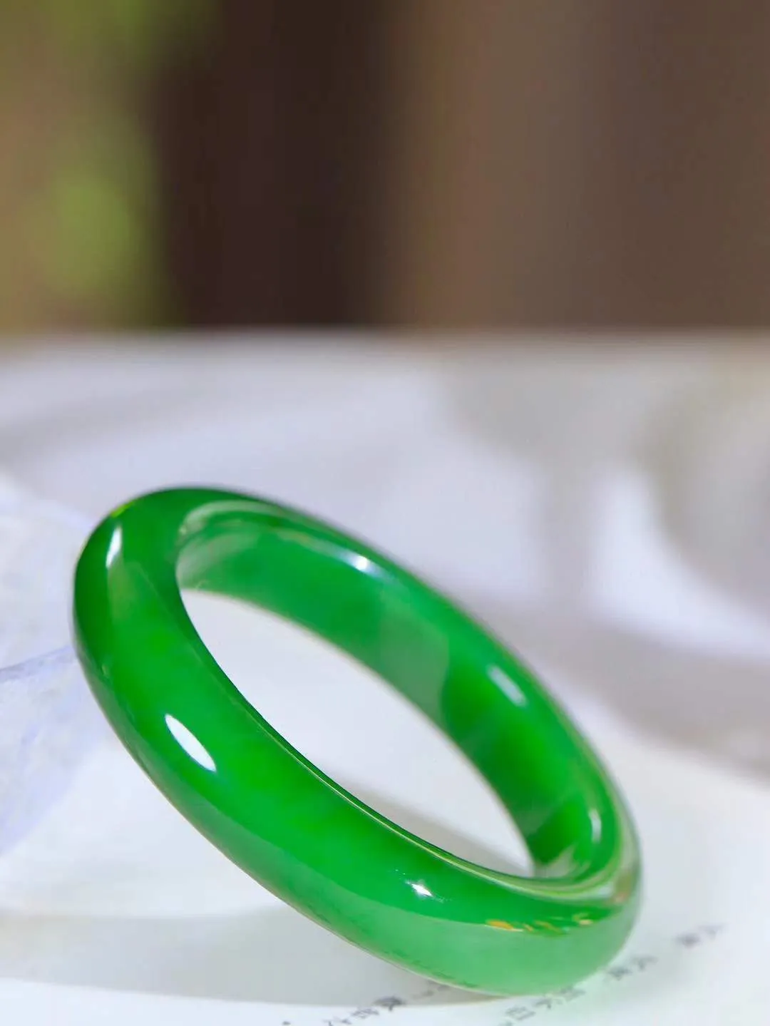 【碧波流转·手镯】

典藏级臻品️和田玉碧玉微猫眼手镯，玉质细腻温润，手感舒适，️线条流畅，简约大气，美自天成，佩戴于腕间，婉约之美，举手投足间透出那份低调奢华，醉人心扉。
重73.9克 内径圈口58mm尺寸10.2-13.7mm  FDA-131102408