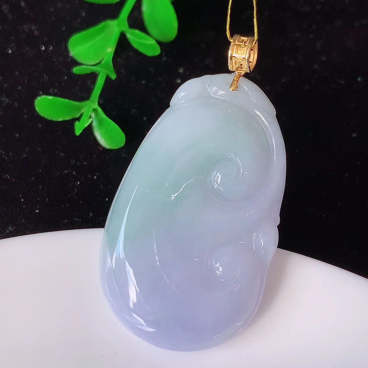 18K金镶嵌春带彩翡翠如意吊坠，简单的镶嵌设计、让玉坠百搭又精致，寓意着吉祥，事事如意！#35.22整体44.5裸石39*23.5-5.5