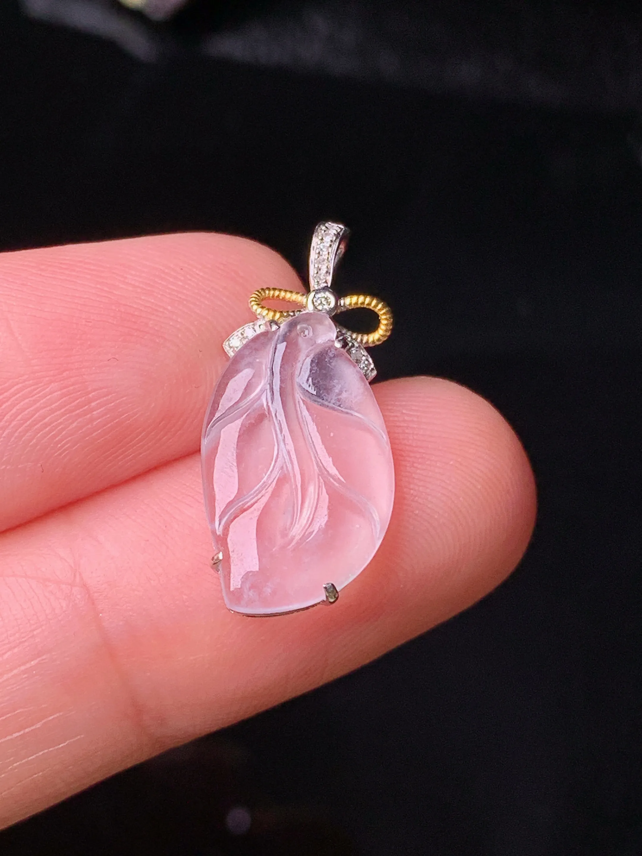 18k金钻镶嵌冰种树叶吊坠 玉质细腻 色泽清新艳丽 整体尺寸21.5*9.6*3