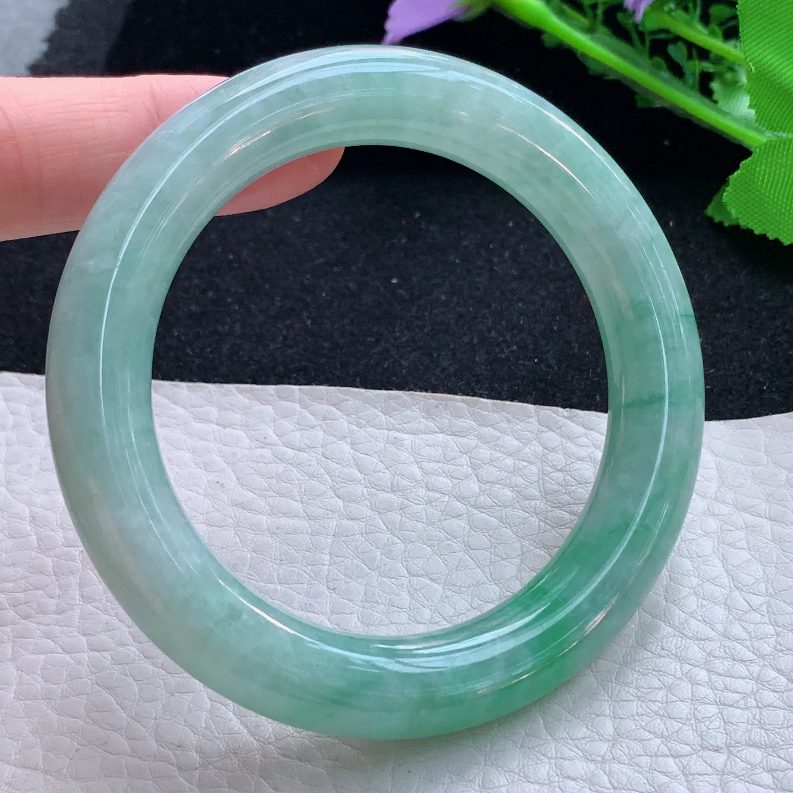 z自然光55*10.8美人镯 缅甸翡翠a货玉手镯清新飘绿圆条玉手环 平安镯