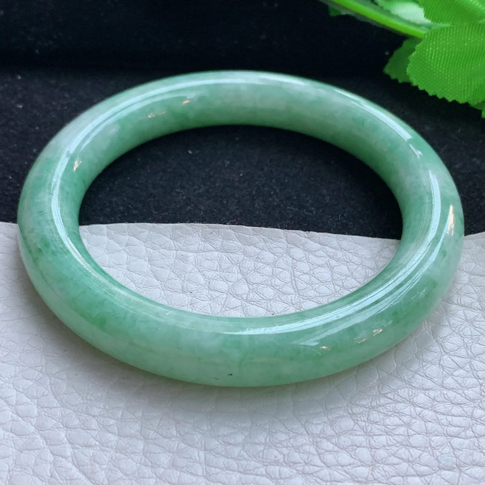 n自然光58*10.5美人镯 缅甸翡翠a货玉手镯果绿甜美圆条玉手环