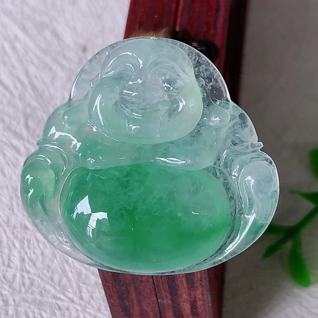 自然光实拍，冰种飘绿翡翠佛公吊坠，玉笑佛，饱满，开脸喜庆，配戴优雅迷人！#02.22