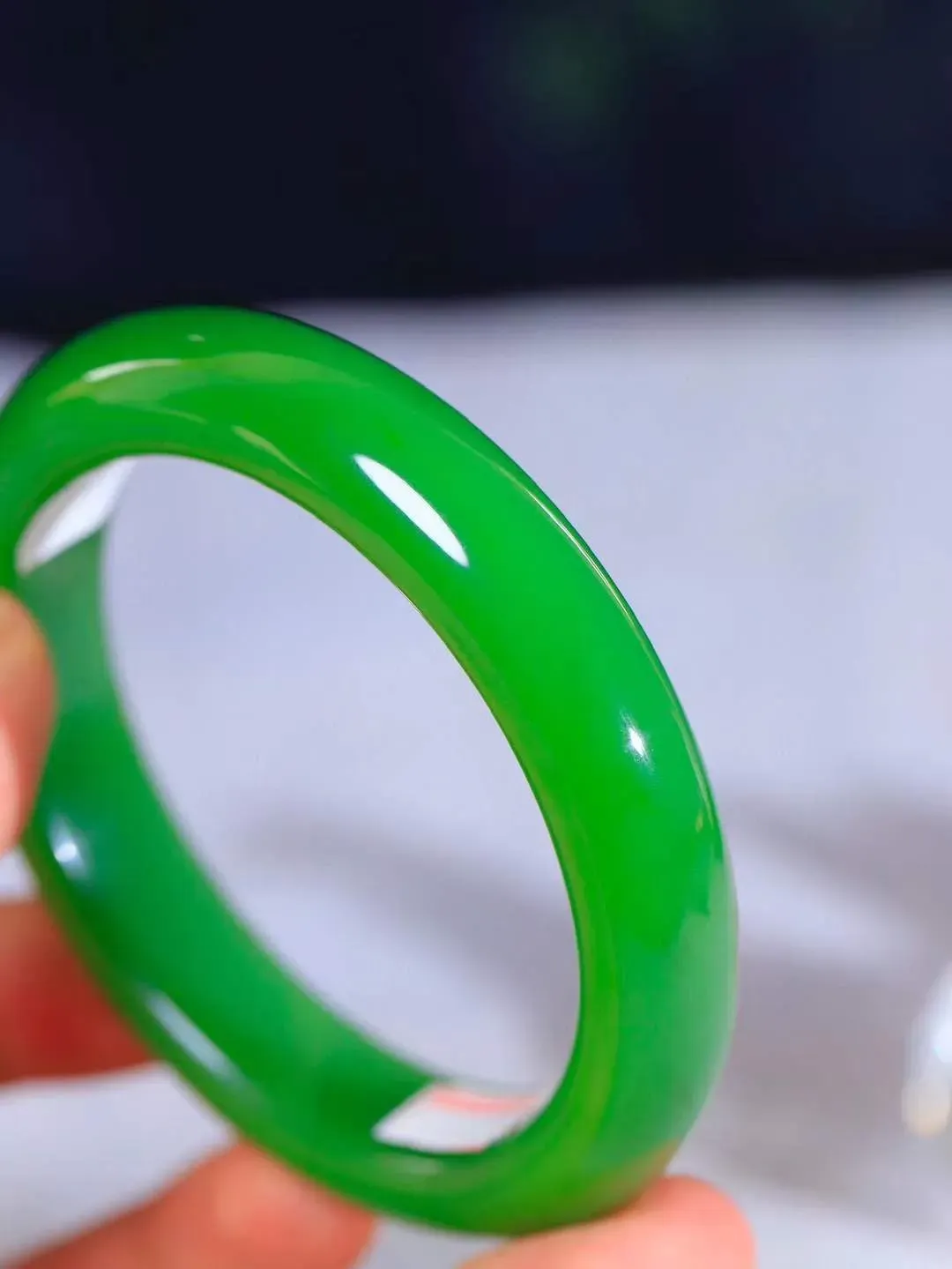 （温柔雅致.手镯）

典藏传家级臻品️和田玉碧玉手镯。镯型饱满，温润细腻，脂润沁香。️执一卷书，沏一盏茶，着一袭裙，戴一只镯。淡淡浅笺，素心若兰，静赏玉中诗画。悠悠岁月，芊手轻摘，盛满诗样芳华。重72.3克   尺寸60.5-9.7-13.6mm    FDA-321102400