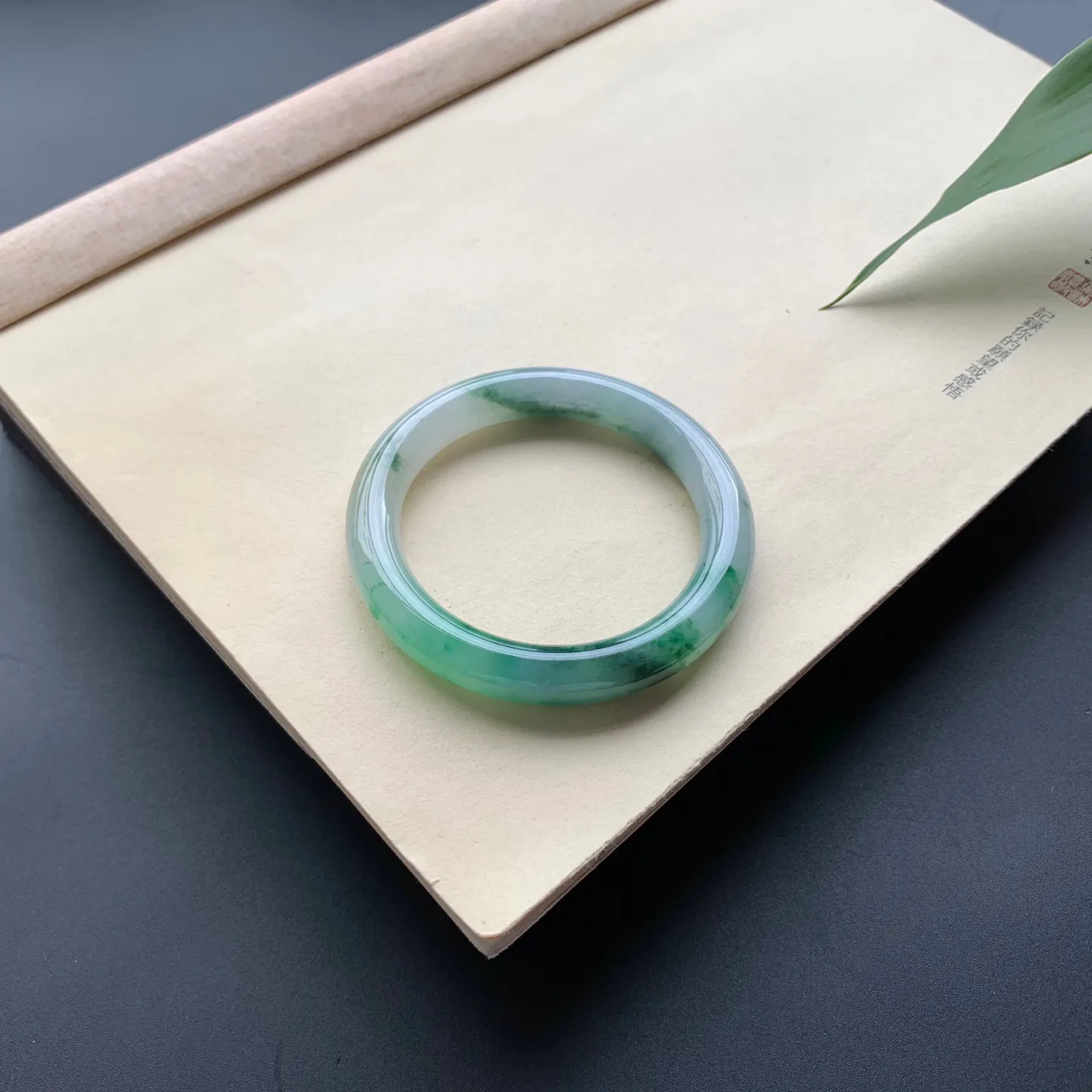 52.8圈口飘绿圆条手镯 尺寸：52.8-9.8-9.2，无纹裂，水润饱满，花色唯美