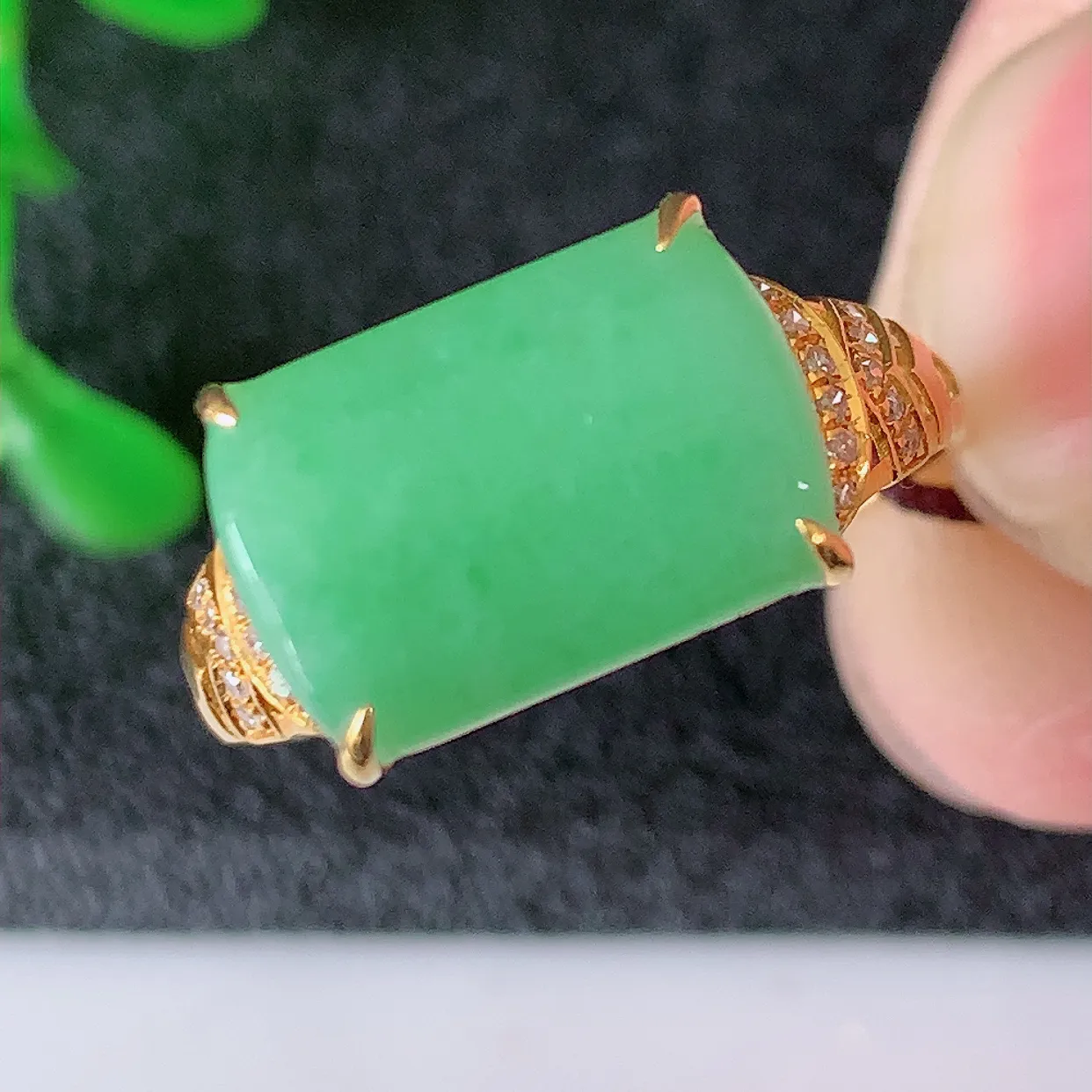 自然光实拍 18K金精工镶嵌翡翠满绿马鞍戒指，玉质细腻，翡翠色泽均匀，艳丽饱满，款式高贵大气，15圈口，上手亮眼，#83.22戒指整体17.5*22*5裸石12.5*8