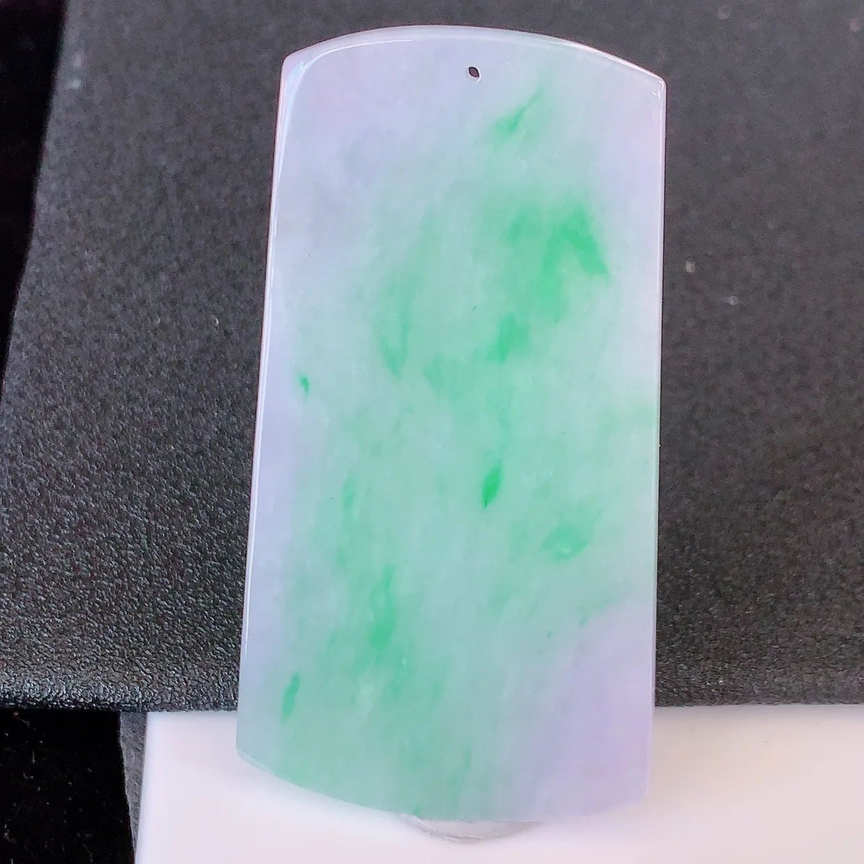 自然光实拍，冰润春带彩翡翠平安无事牌吊坠，平平安安，无事牌翠色灵动， 佩戴平安时尚！#57.20